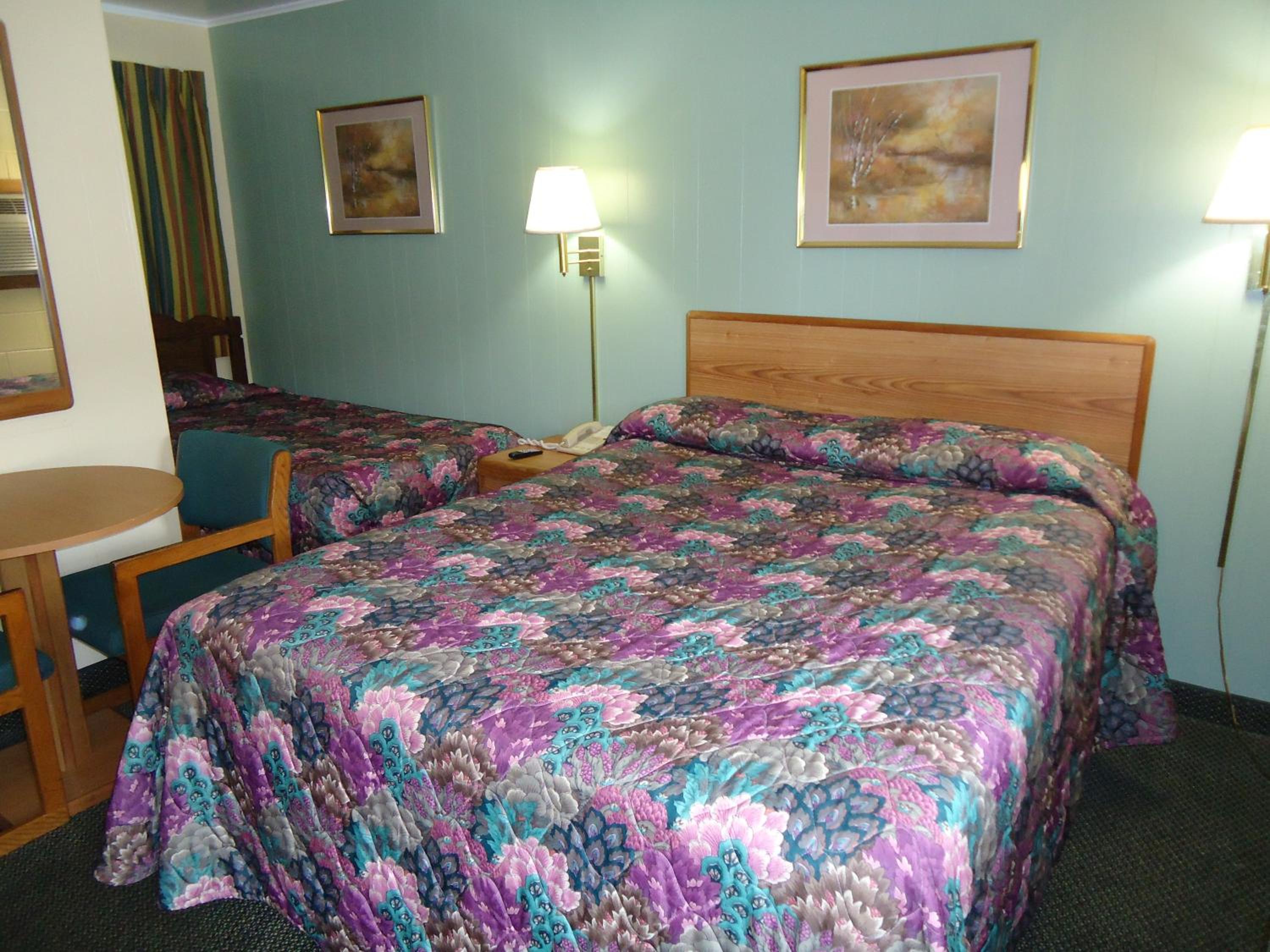 Queen and Twin Bed Room - Photo 2