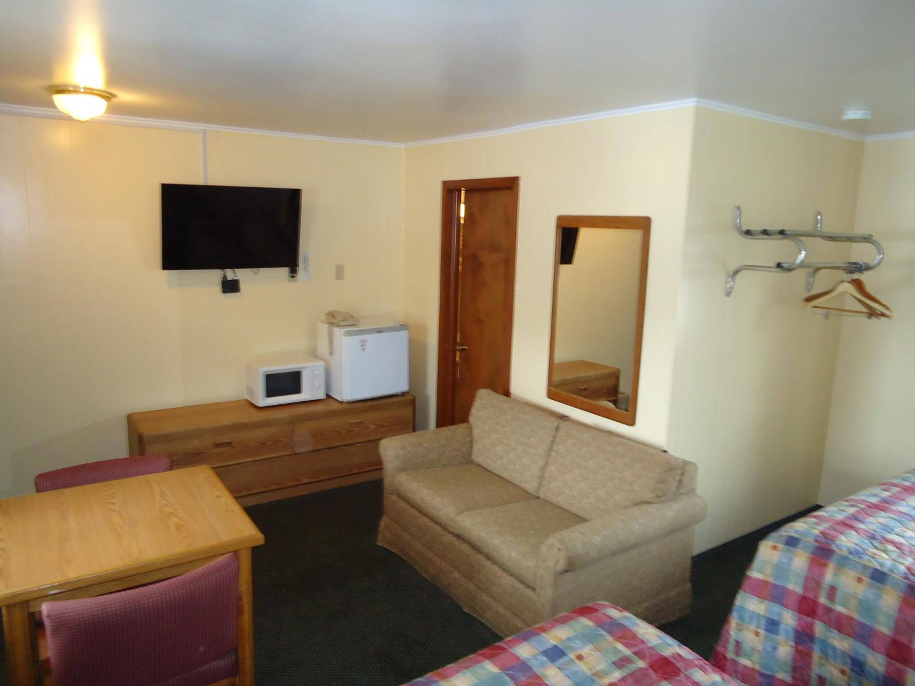 Queen Room with Two Queen Beds - Photo 4