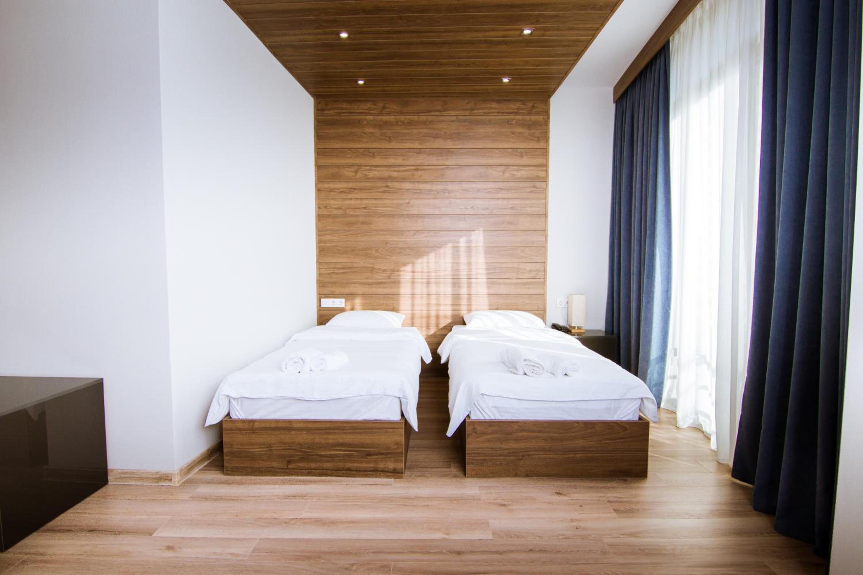 Double or Twin Room with Balcony - Photo 2