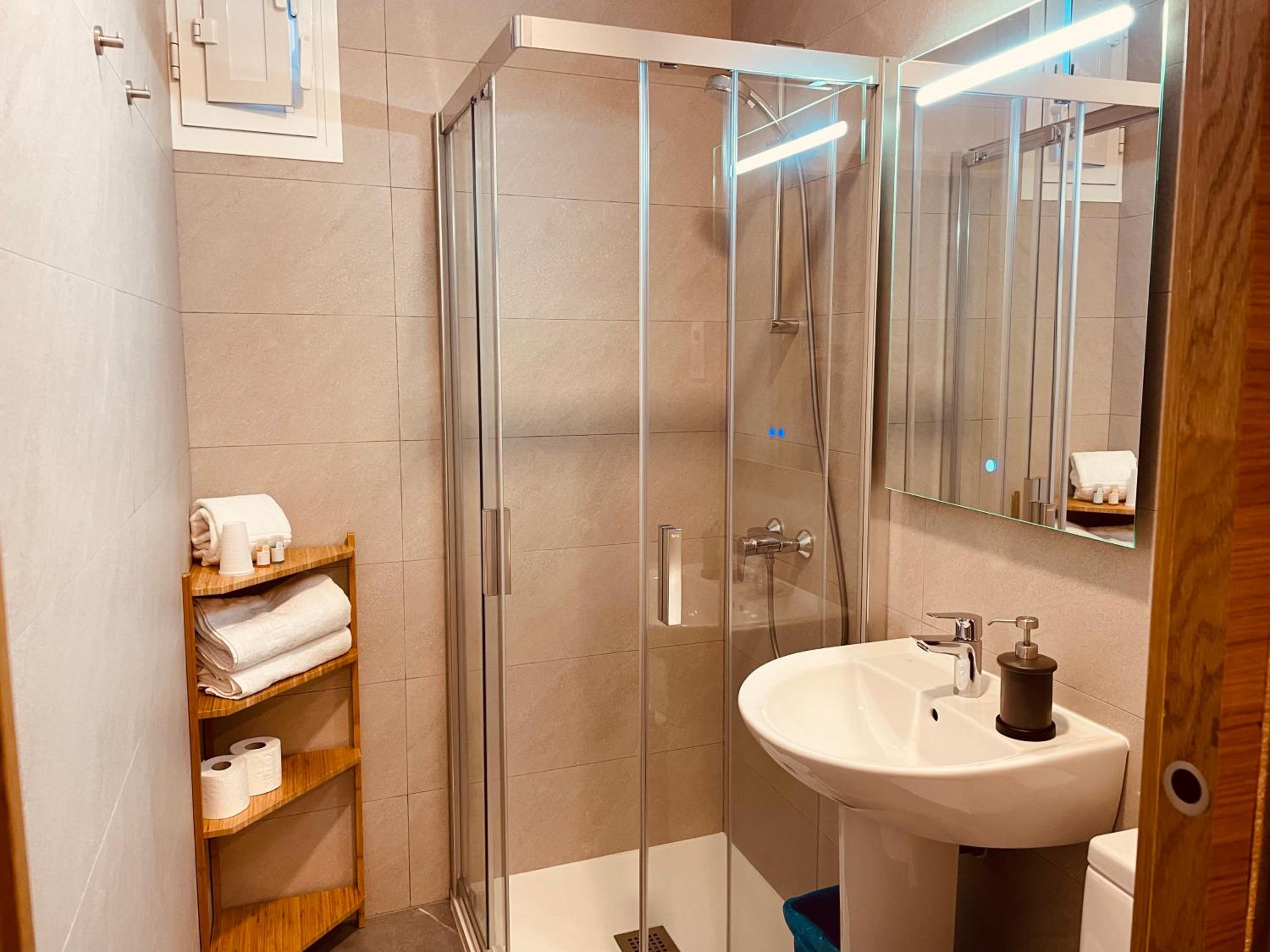 Double or Twin Room with Private Bathroom photo 2