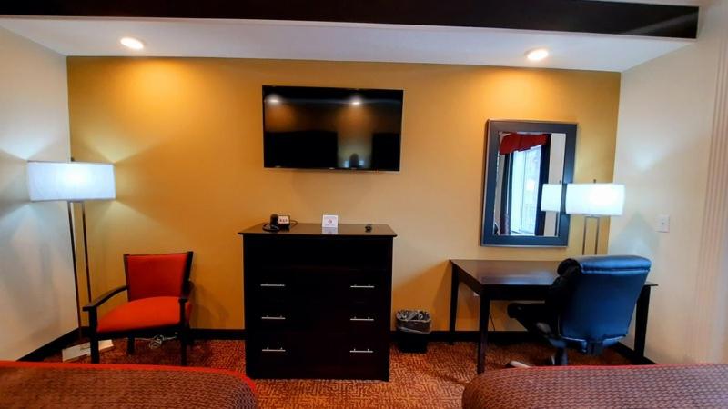 Queen Room with Two Queen Beds photo 3