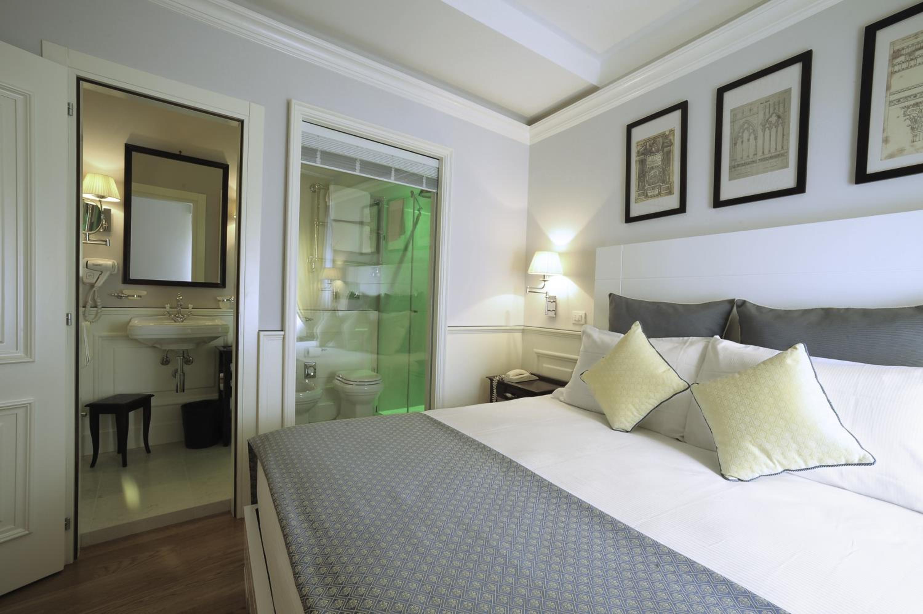 Double or Twin Room - Photo 17