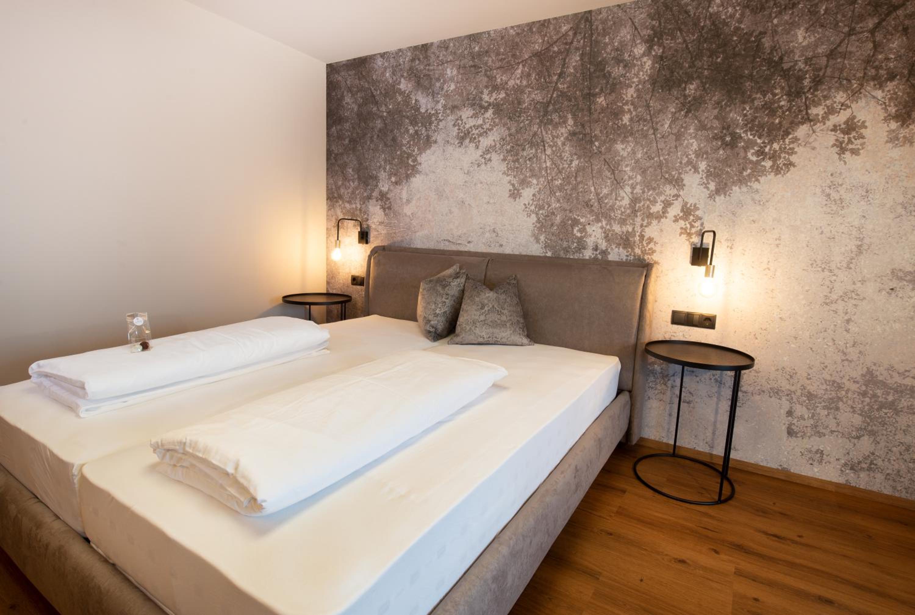 Deluxe Double Room with Balcony - Photo 7