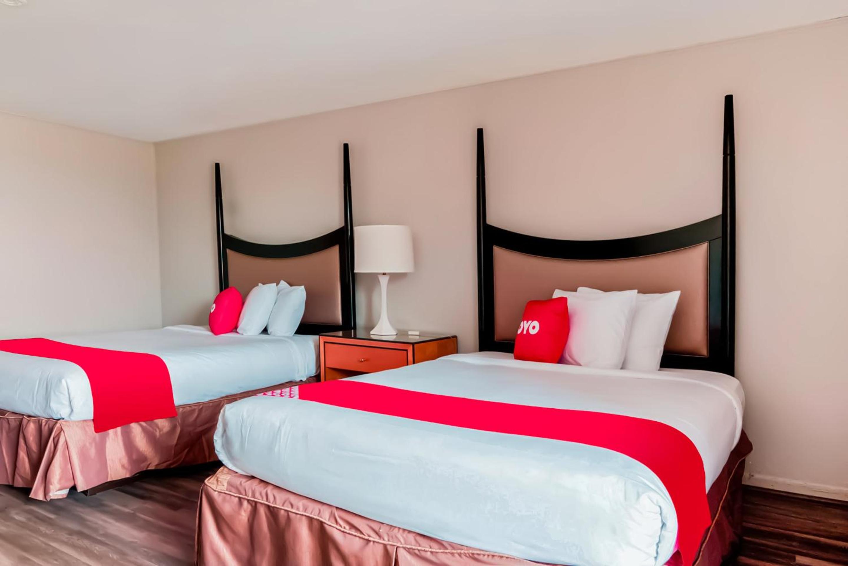 Queen Room with Two Queen Beds - Photo 5