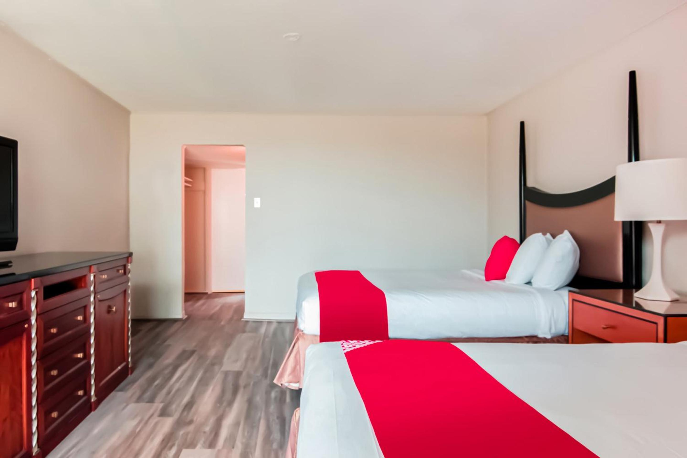 Queen Room with Two Queen Beds - Photo 4