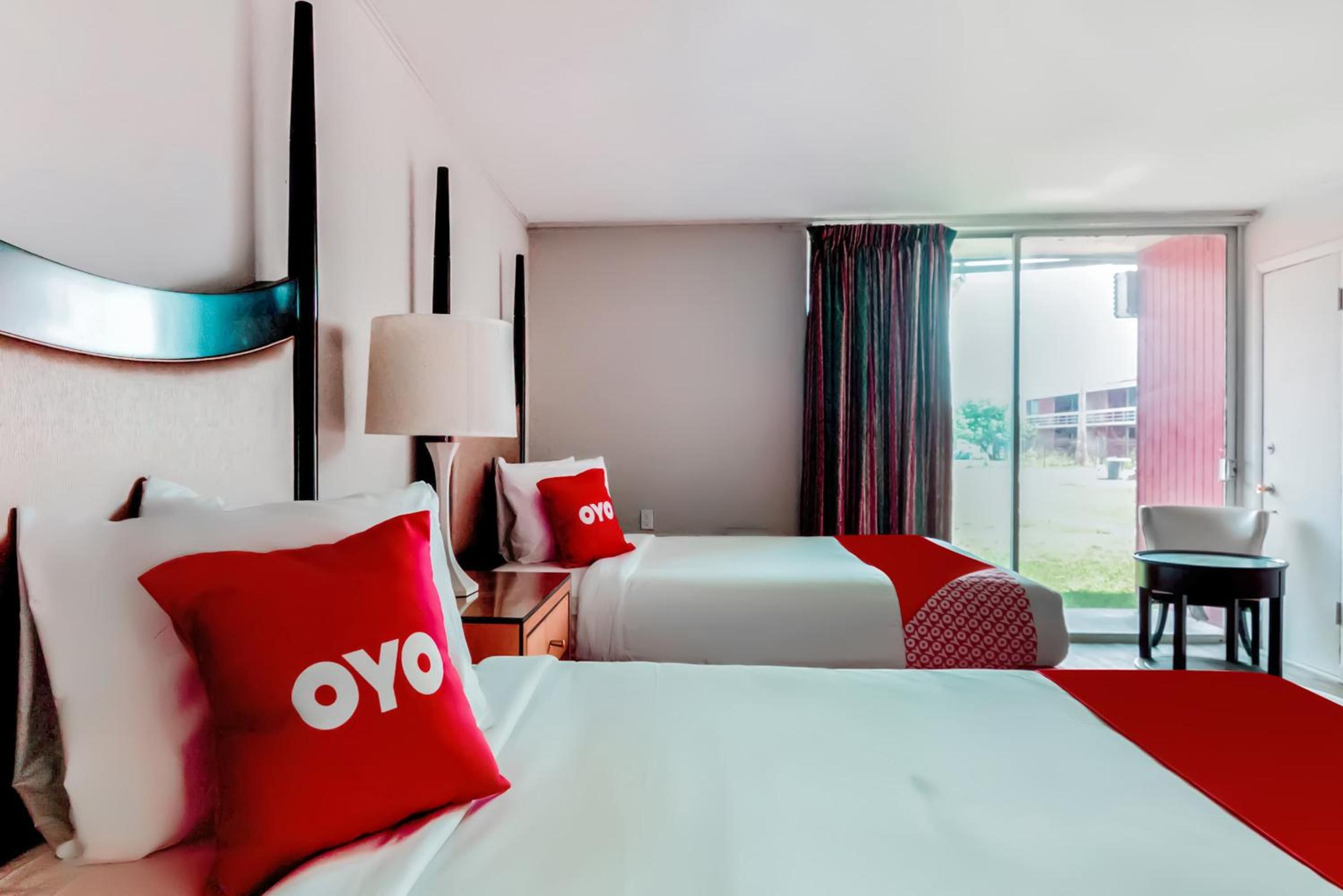 Queen Room with Two Queen Beds - Photo 3