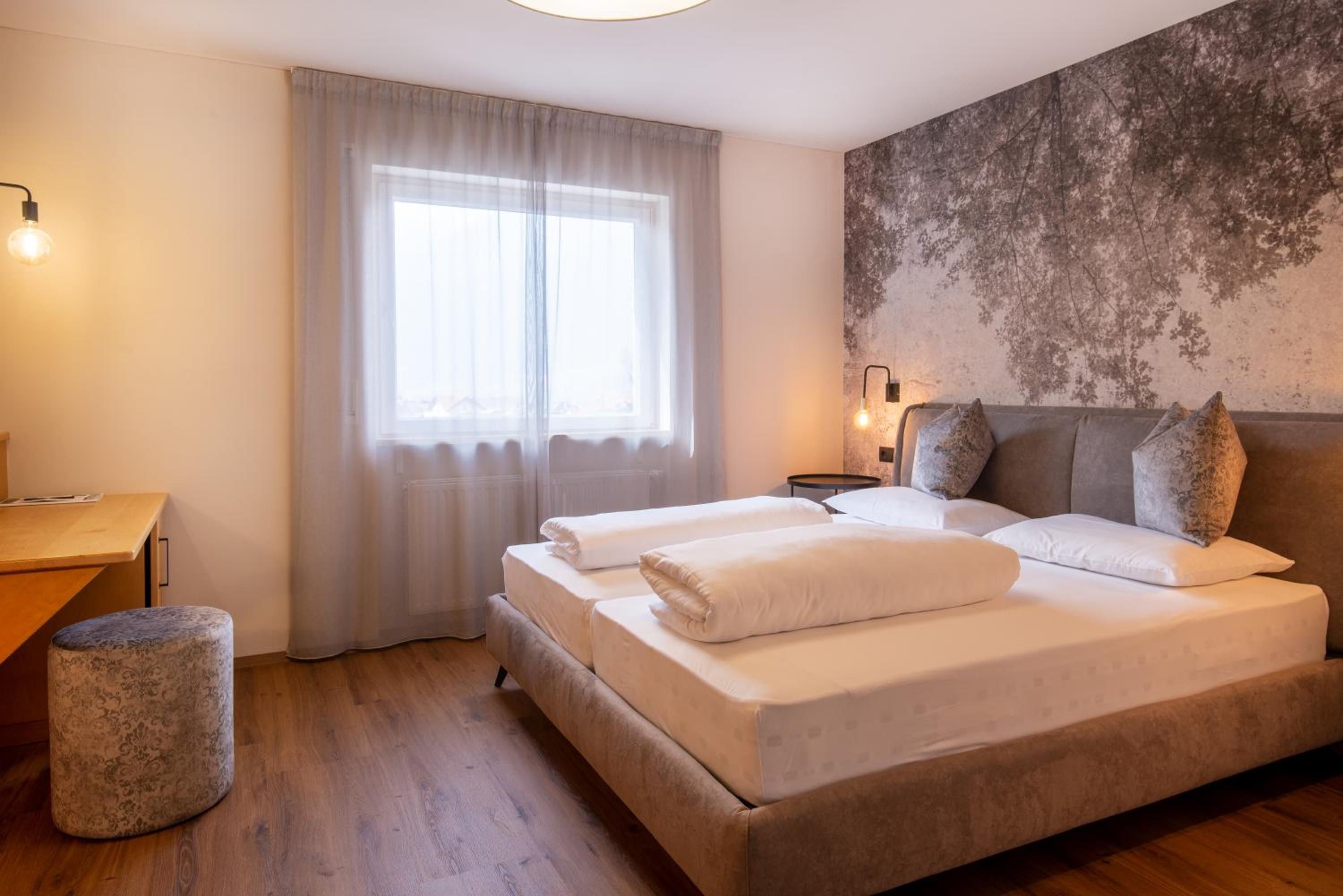 Deluxe Double Room with Balcony - Photo 8