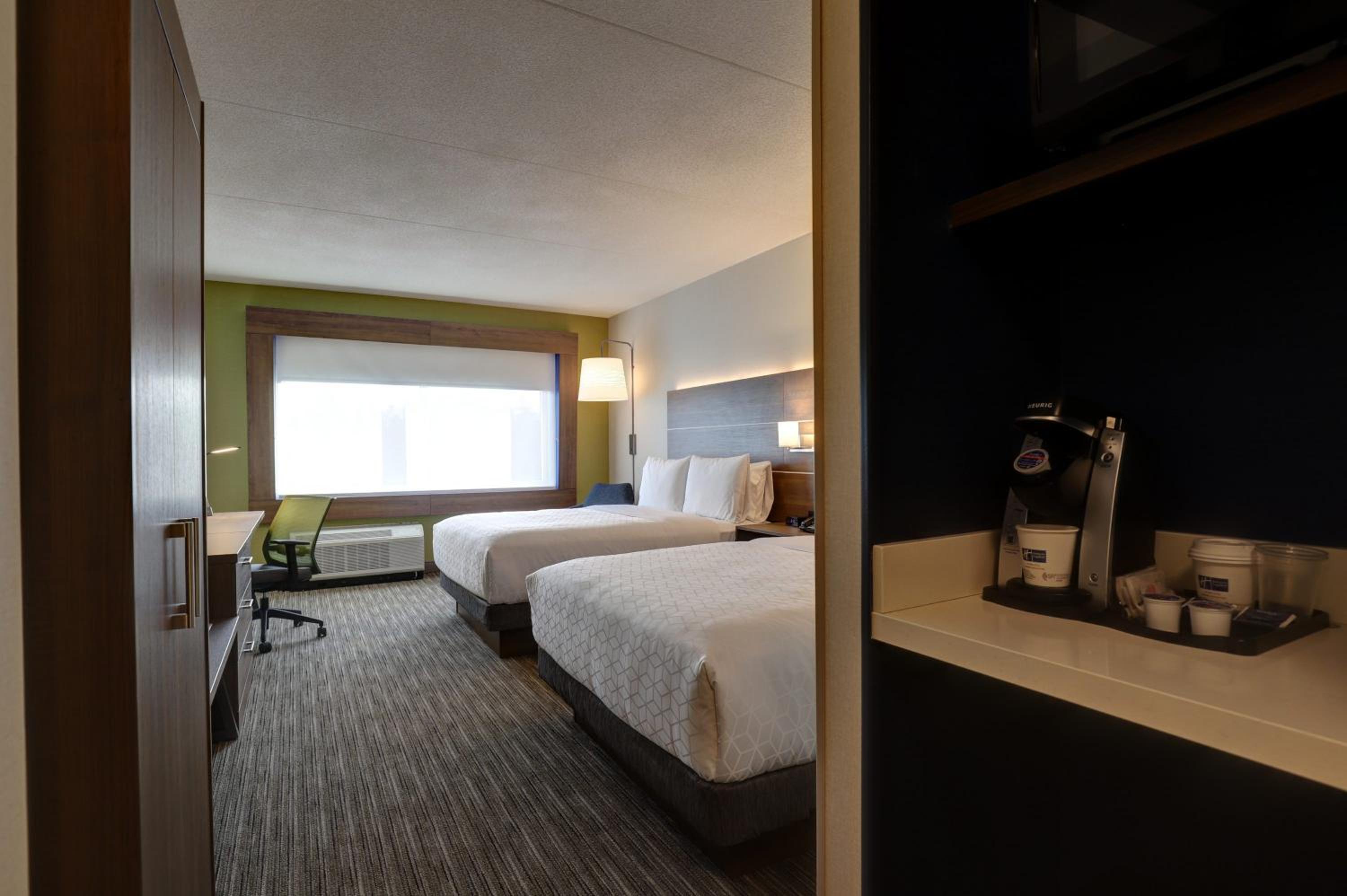 Standard Queen Room with Two Queen Beds - Photo 4