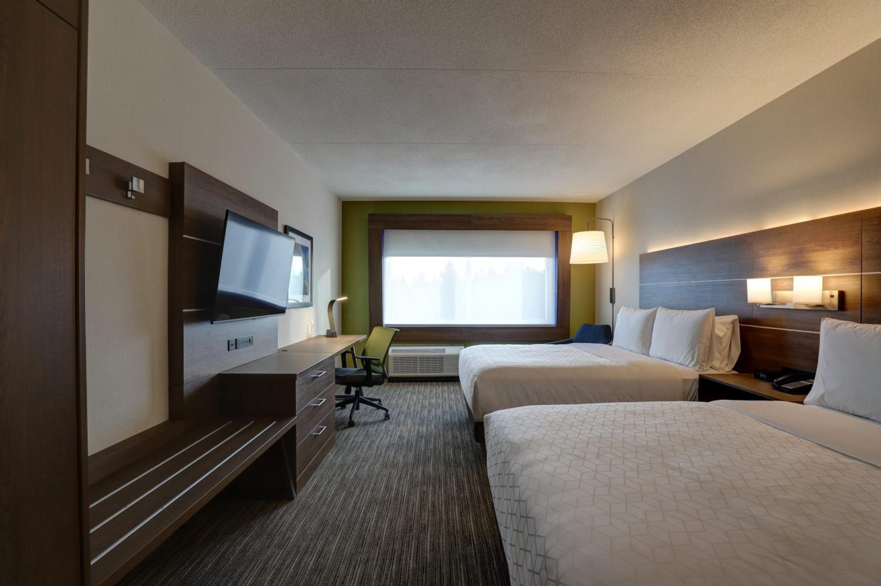 Standard Queen Room with Two Queen Beds - Photo 3