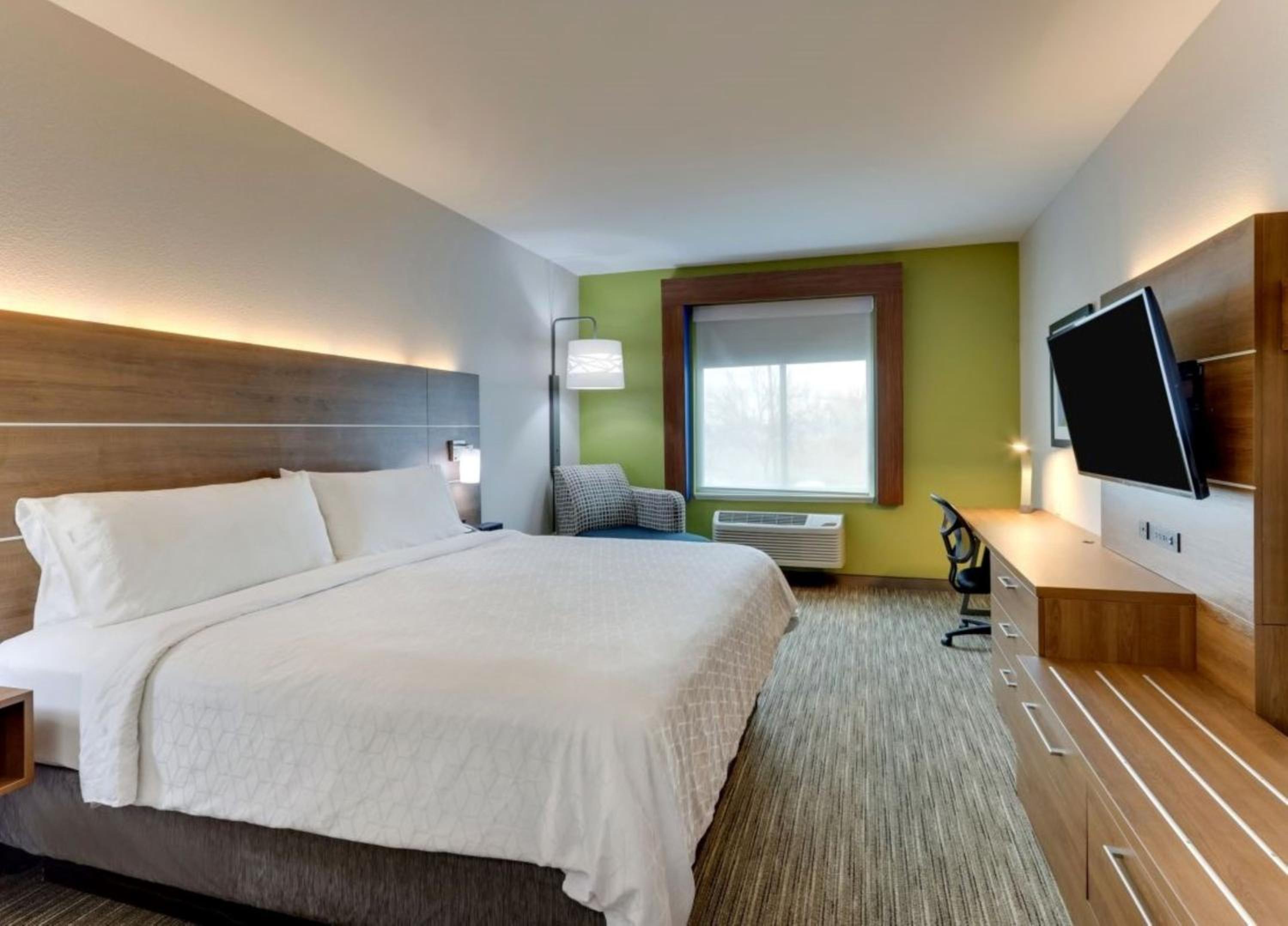 Standard King Room with Sofa Bed - Photo 1