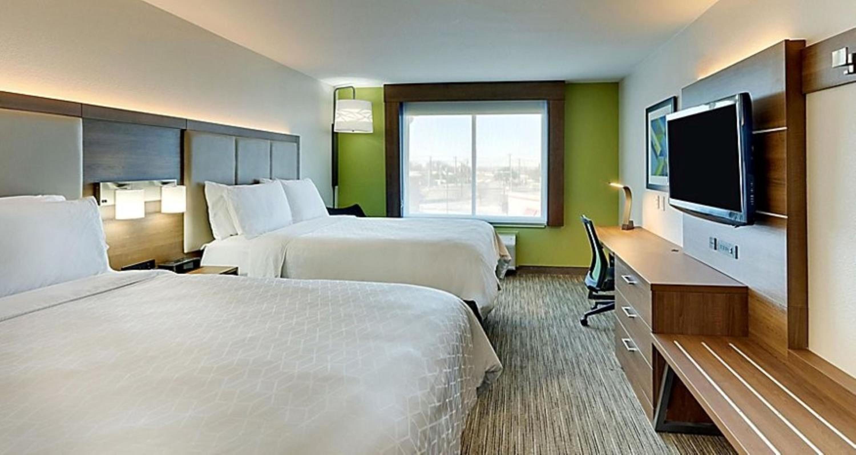 Queen Room with Two Queen Beds - Mobility Access Tub/Non-Smoking - Photo 1