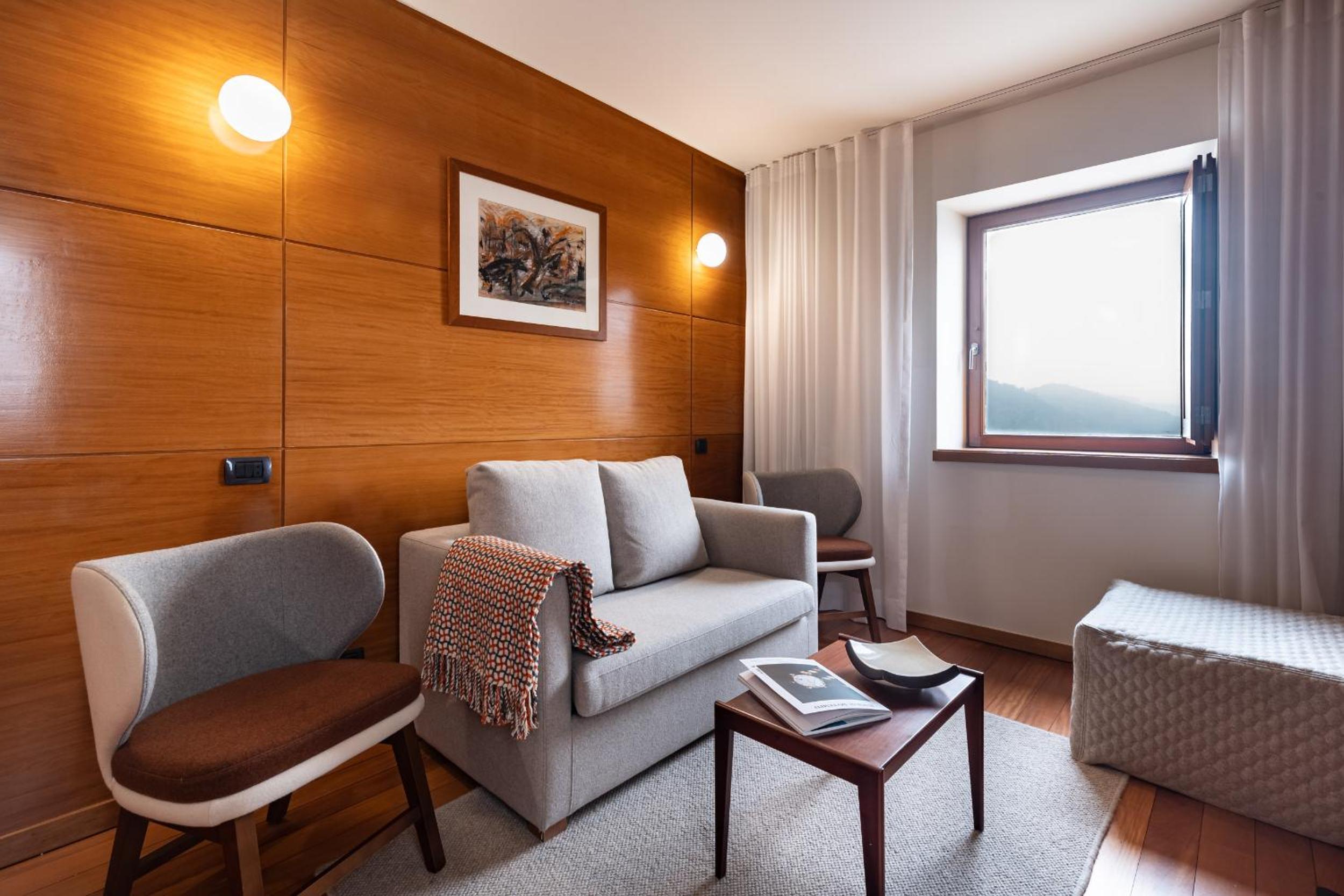 Suite with Pool View - Photo 10