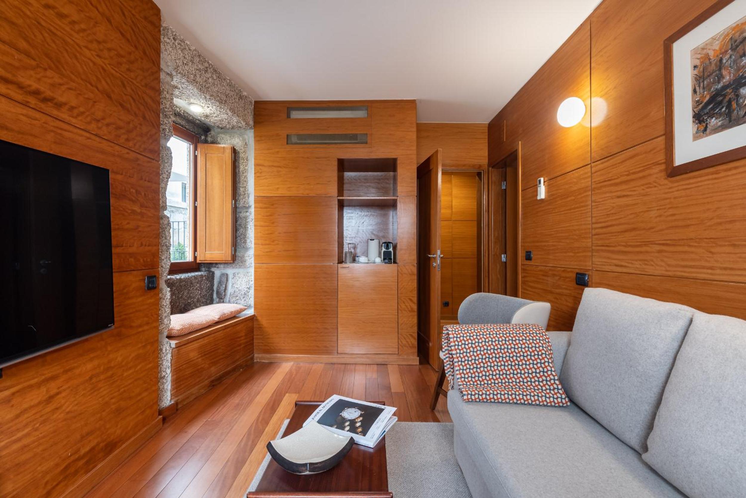Suite with Pool View - Photo 11