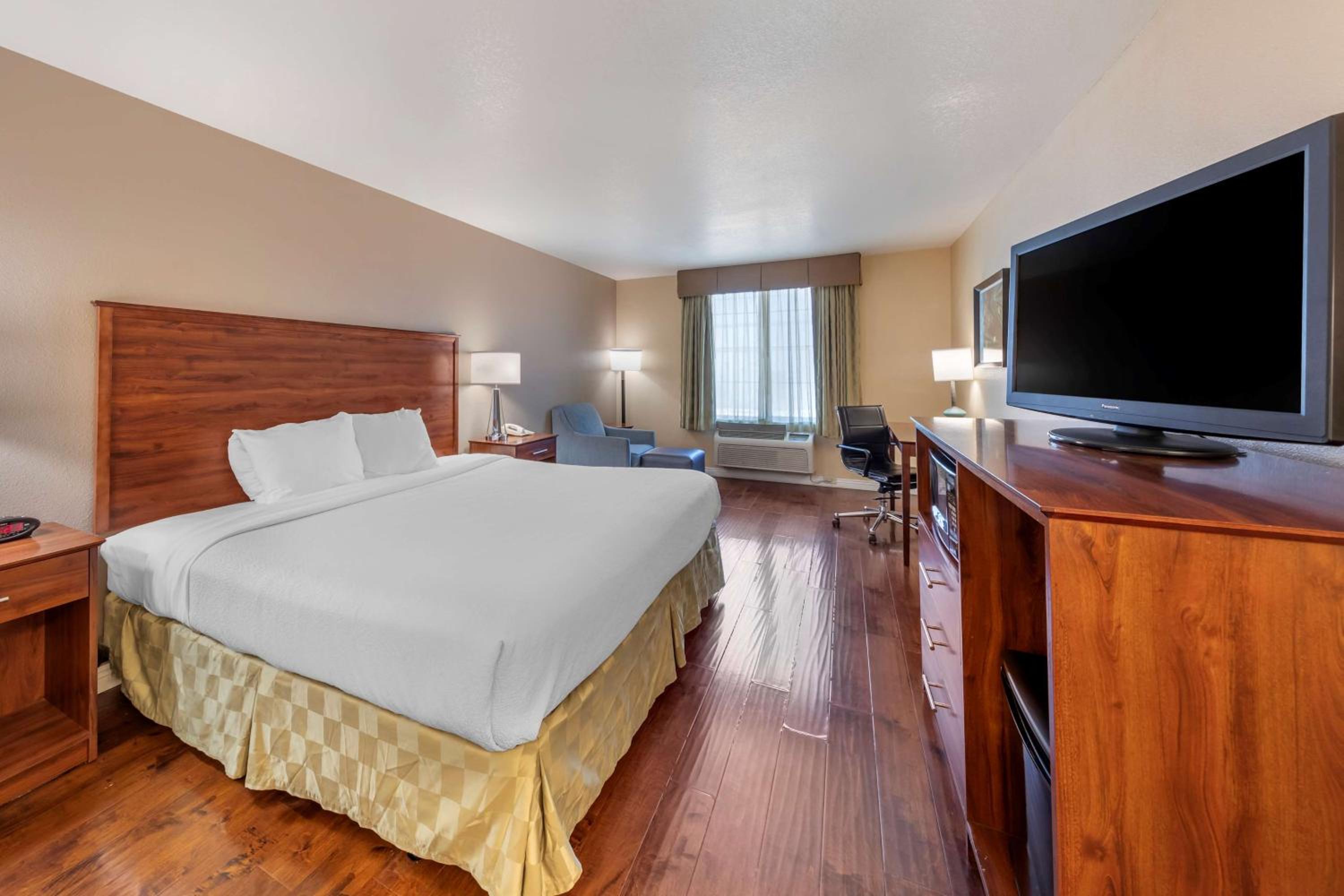 King Room - Non-Smoking - Photo 1