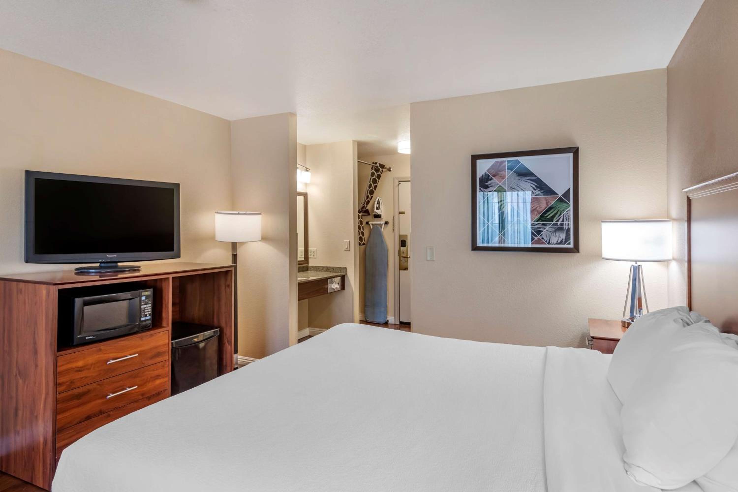 King Room - Non-Smoking - Photo 2