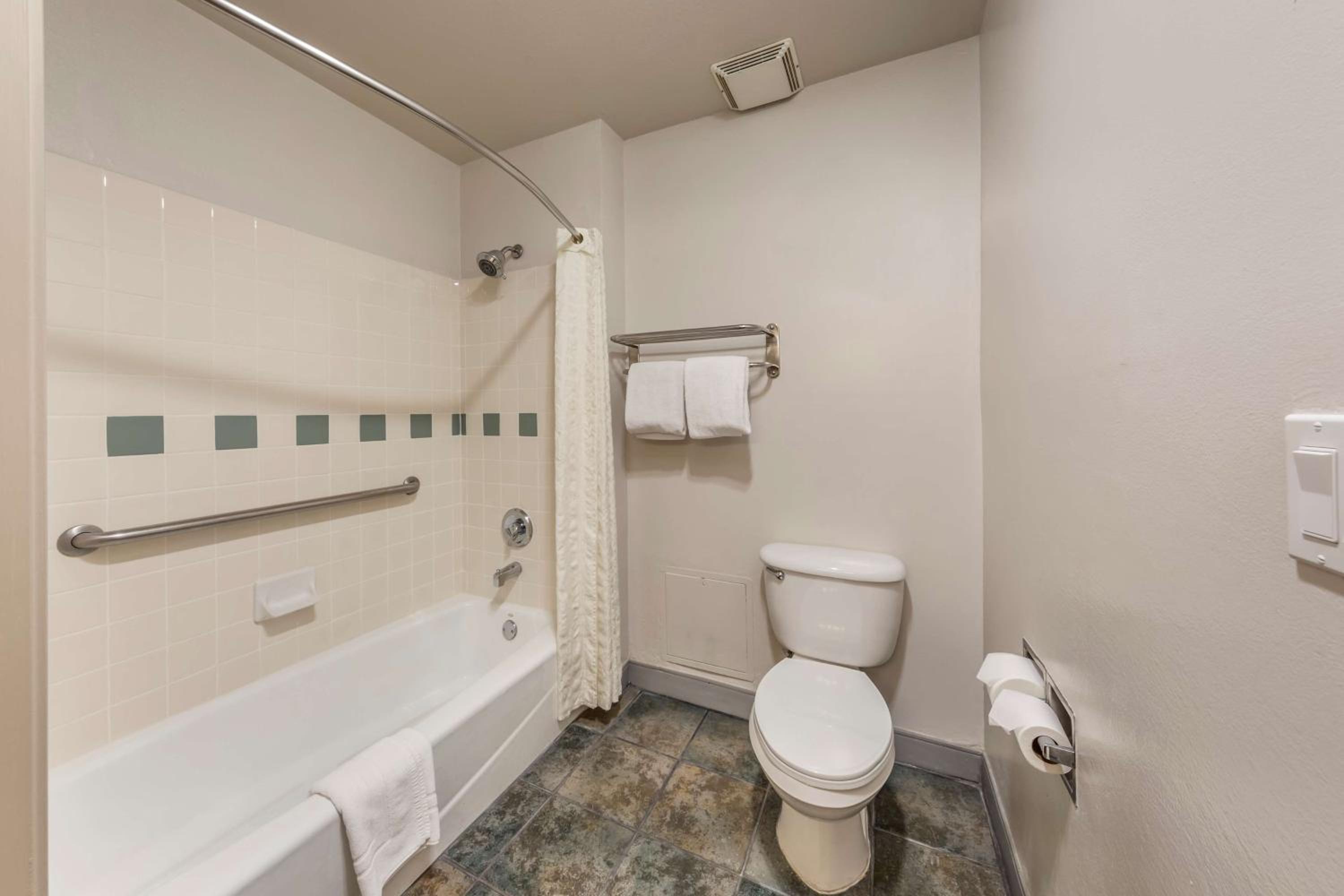 King Room - Non-Smoking - Photo 3