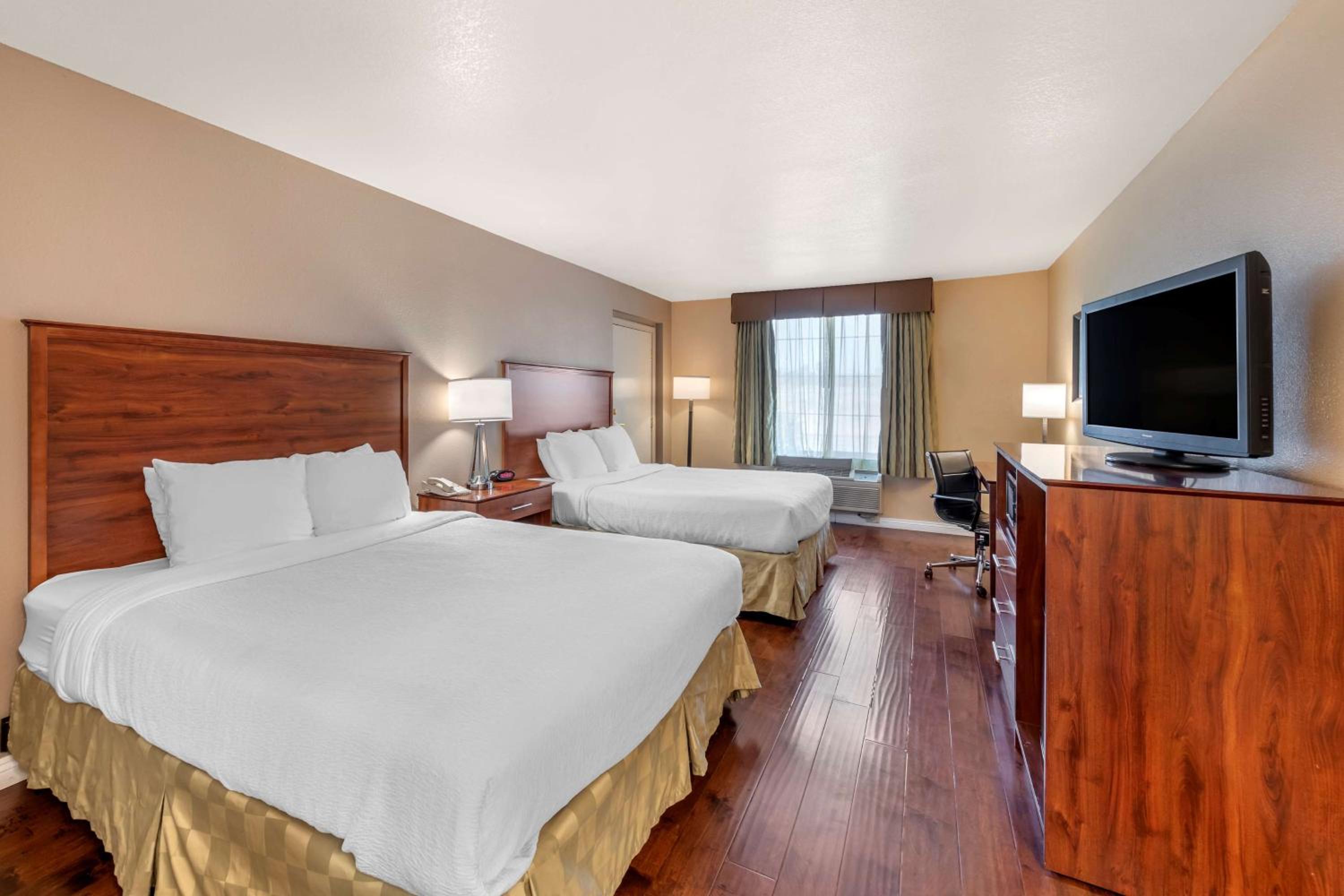 Queen Room with Two Queen Beds - Non-Smoking - Photo 1