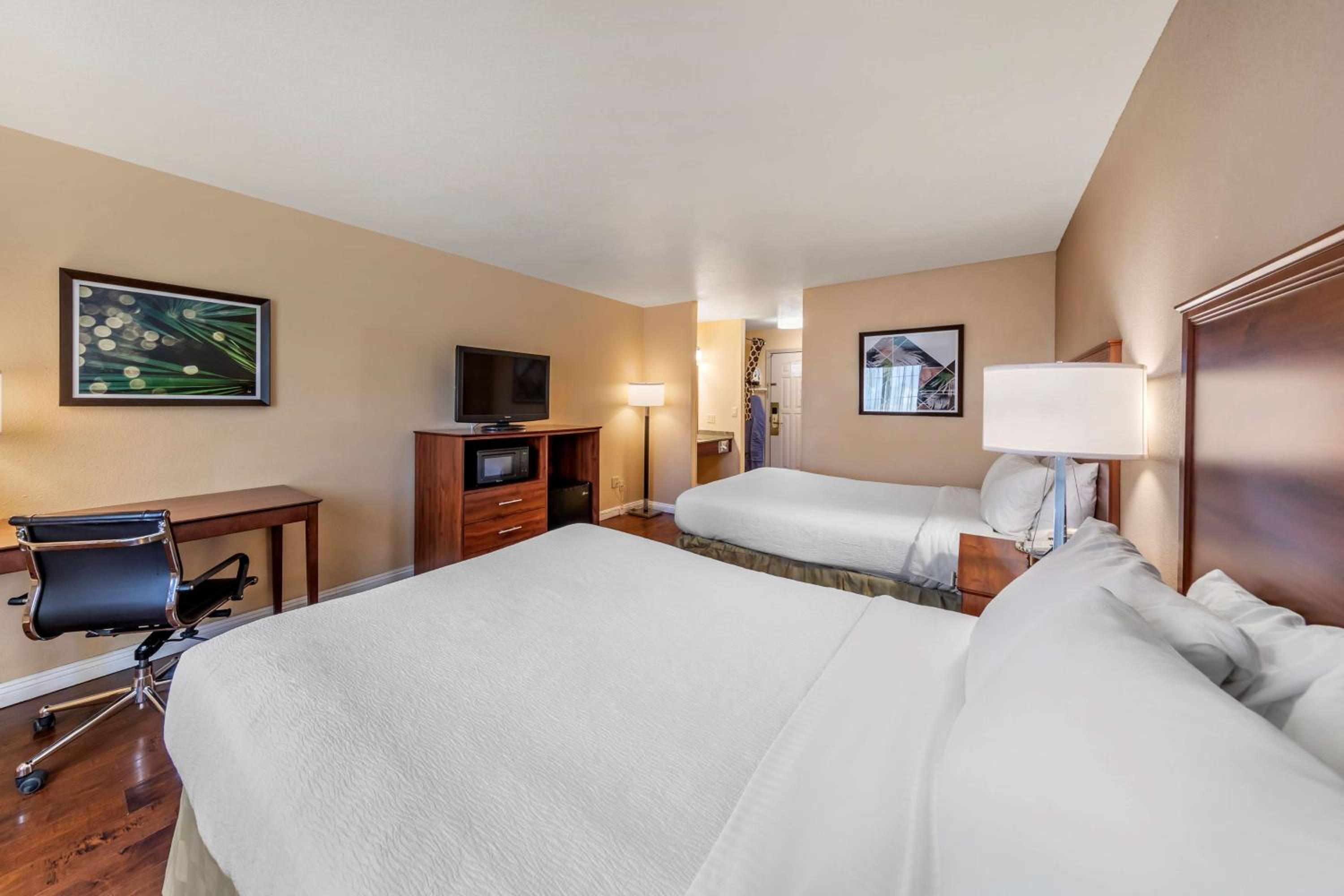 Queen Room with Two Queen Beds - Non-Smoking - Photo 3