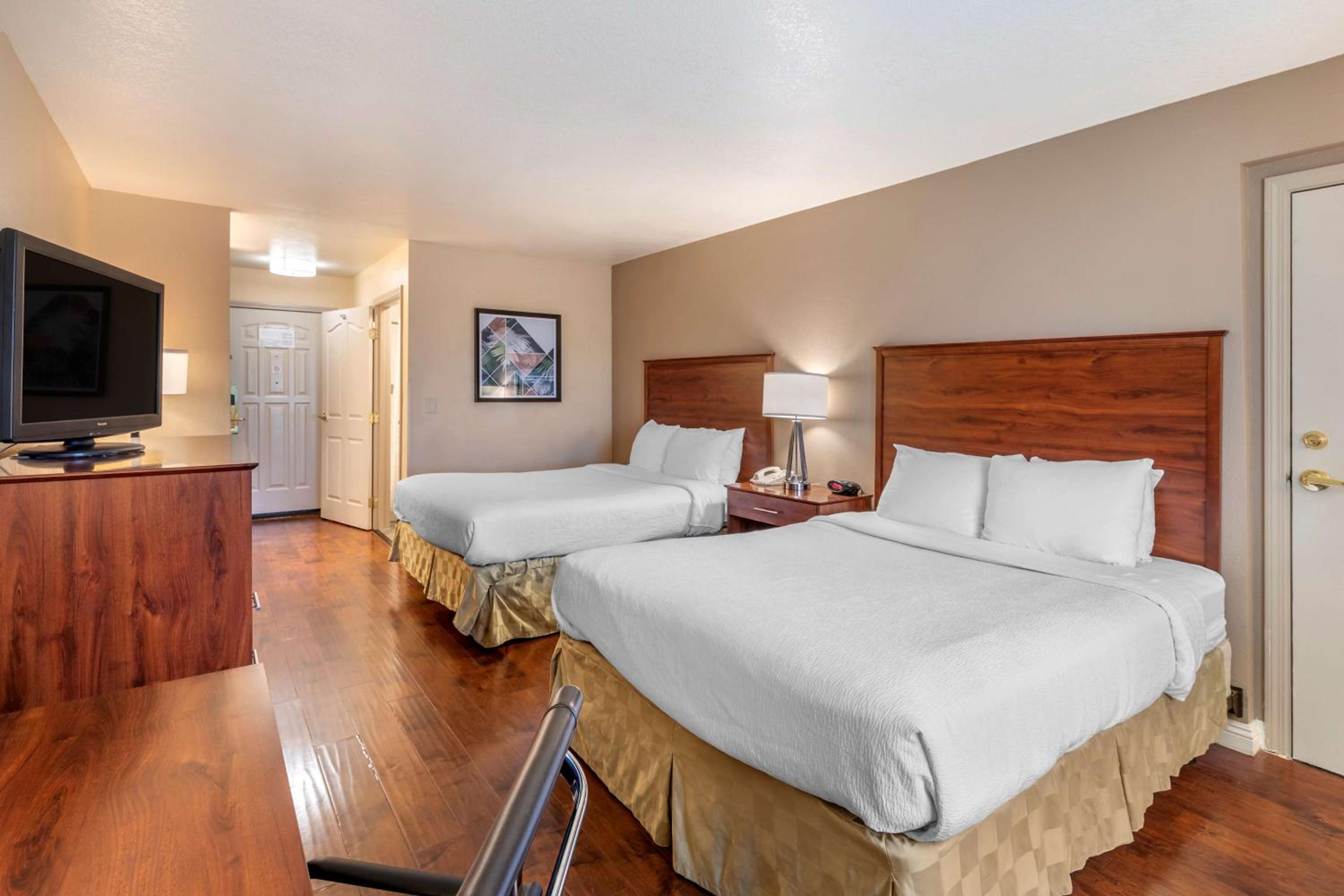 Queen Room with Two Queen Beds - Non-Smoking - Photo 2