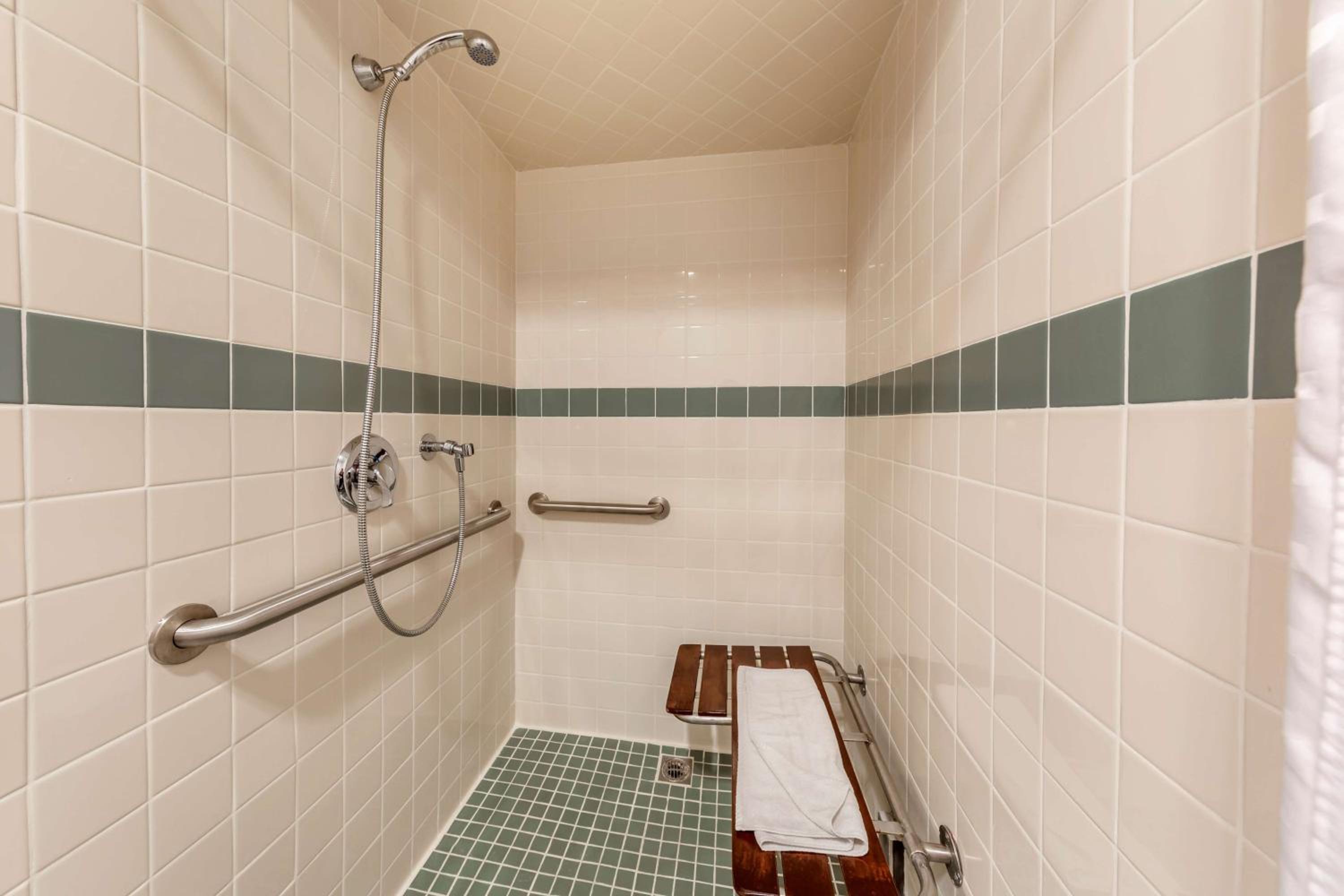 King Room with Walk-In Shower - Disability Access/Non-Smoking - Photo 2