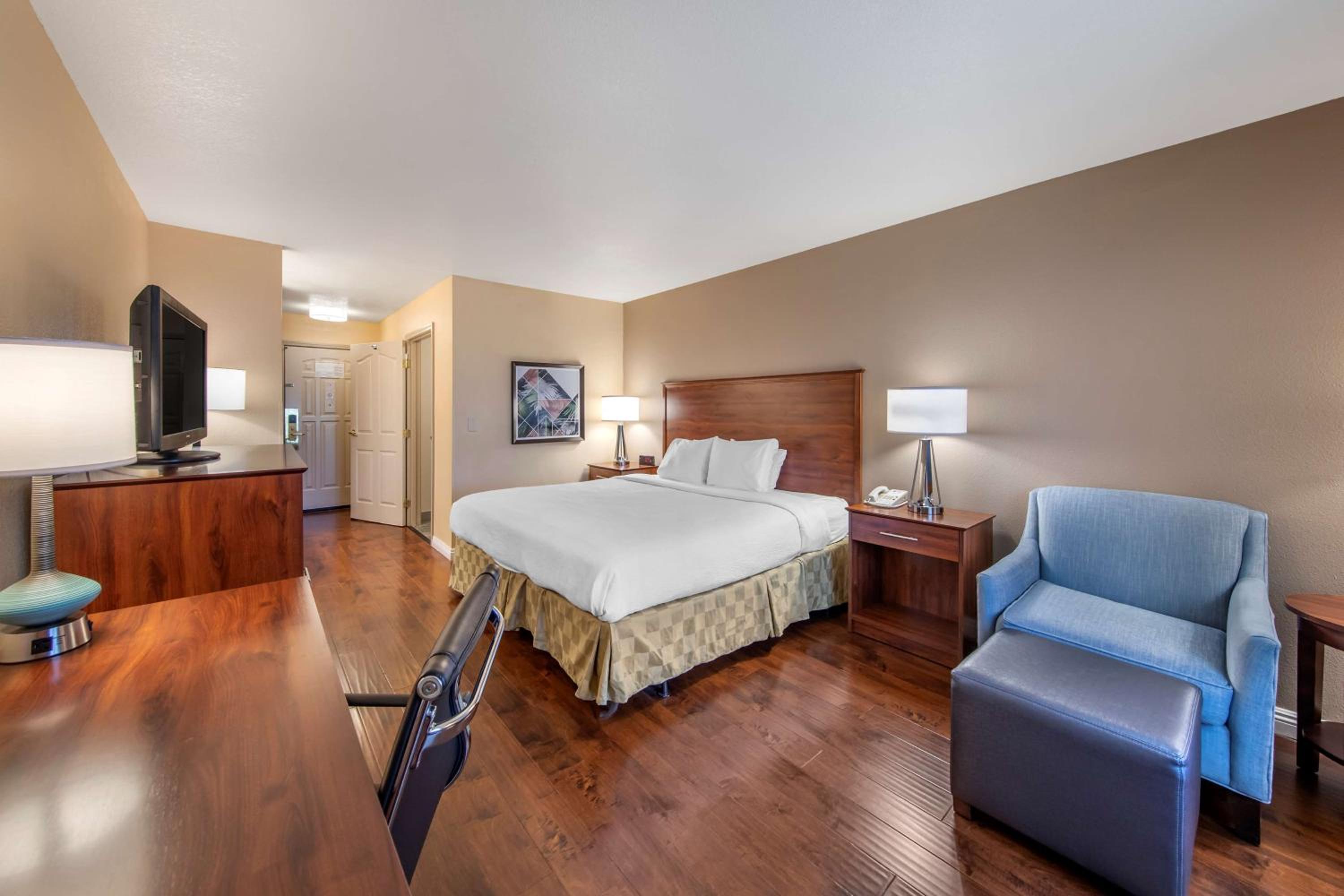 King Room with Walk-In Shower - Disability Access/Non-Smoking - Photo 3