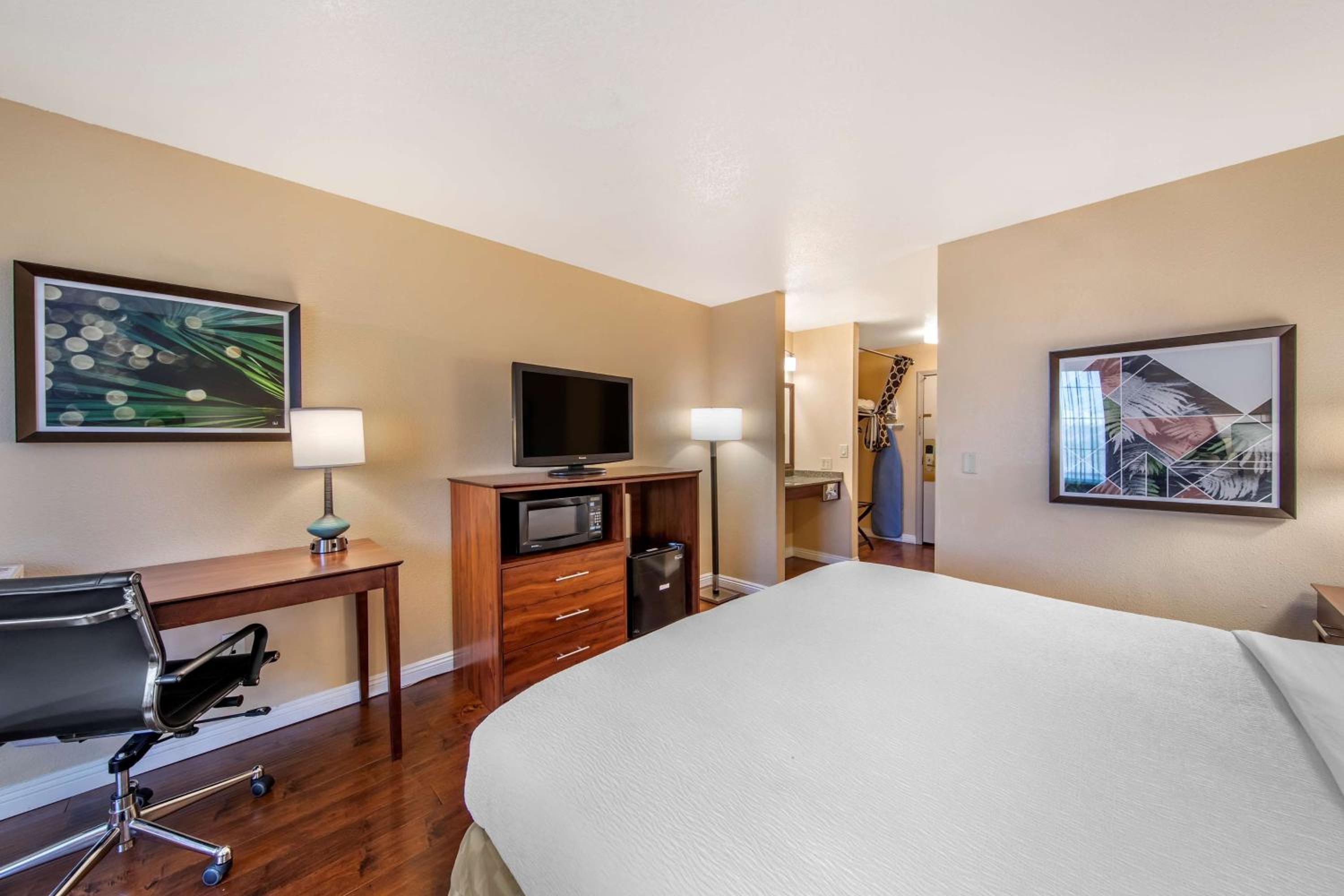 King Room with Walk-In Shower - Disability Access/Non-Smoking - Photo 5