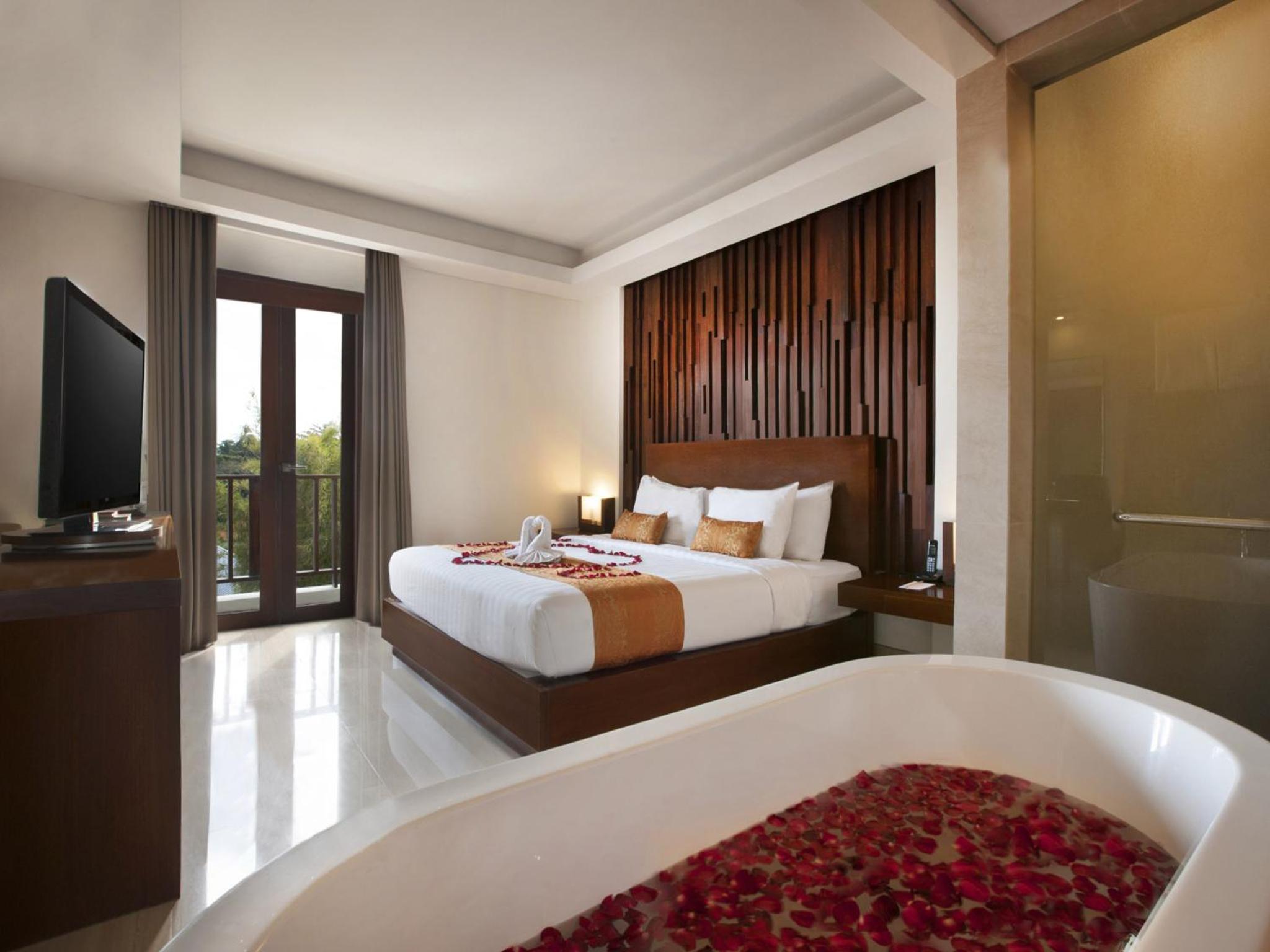Honeymoon King Suite - Photo 2