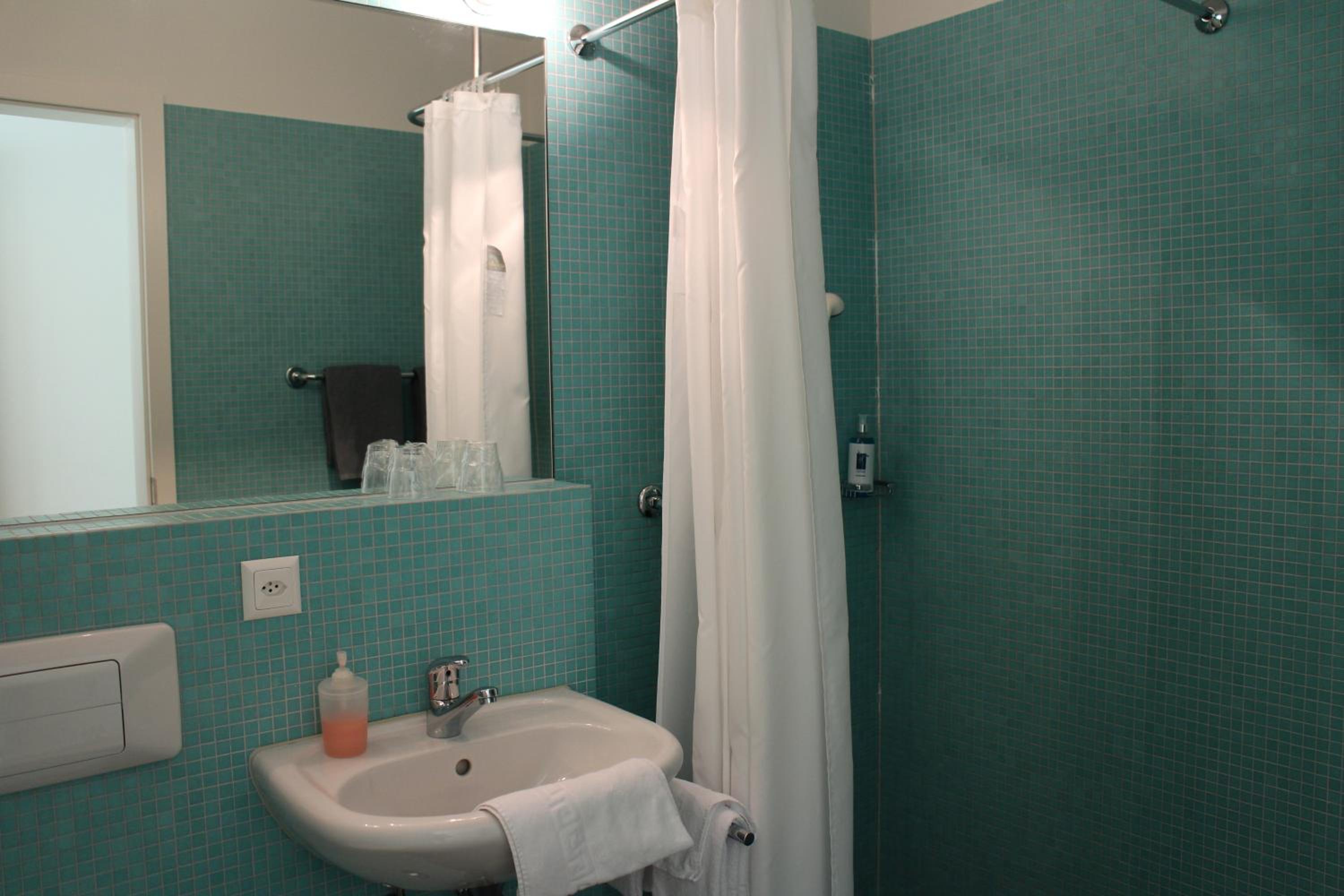 Standard Double Room - Photo 4
