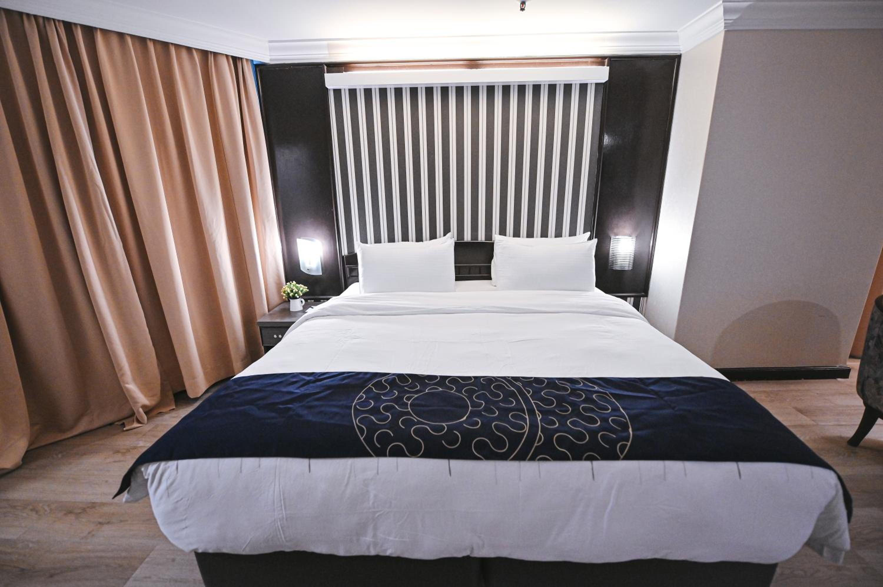 Standard King Room - Photo 3