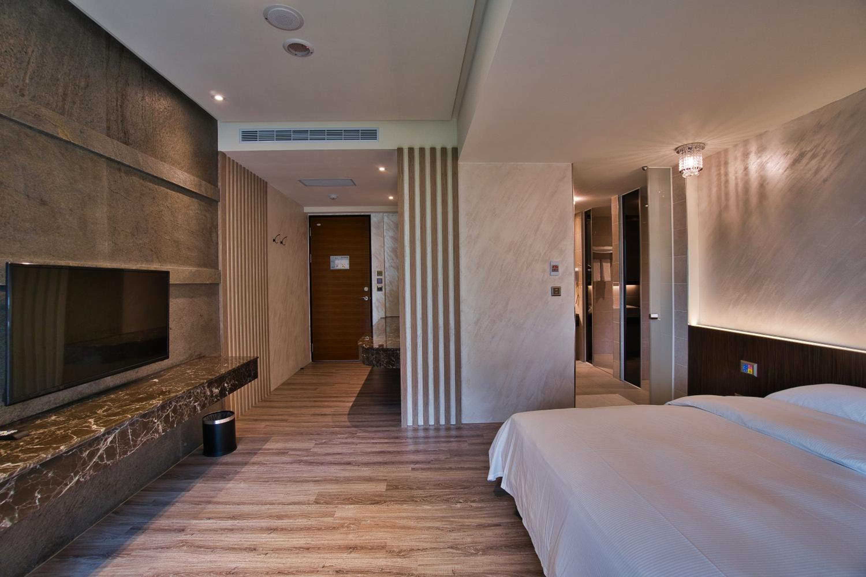 Queen Room with Balcony photo 2