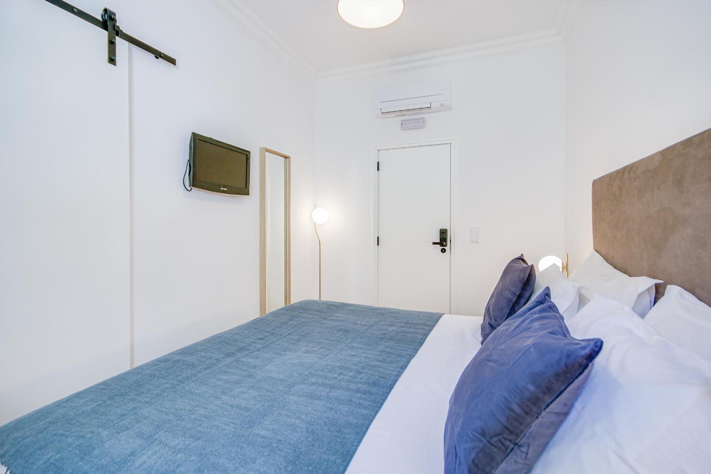 Standard Double or Twin Room - Photo 8