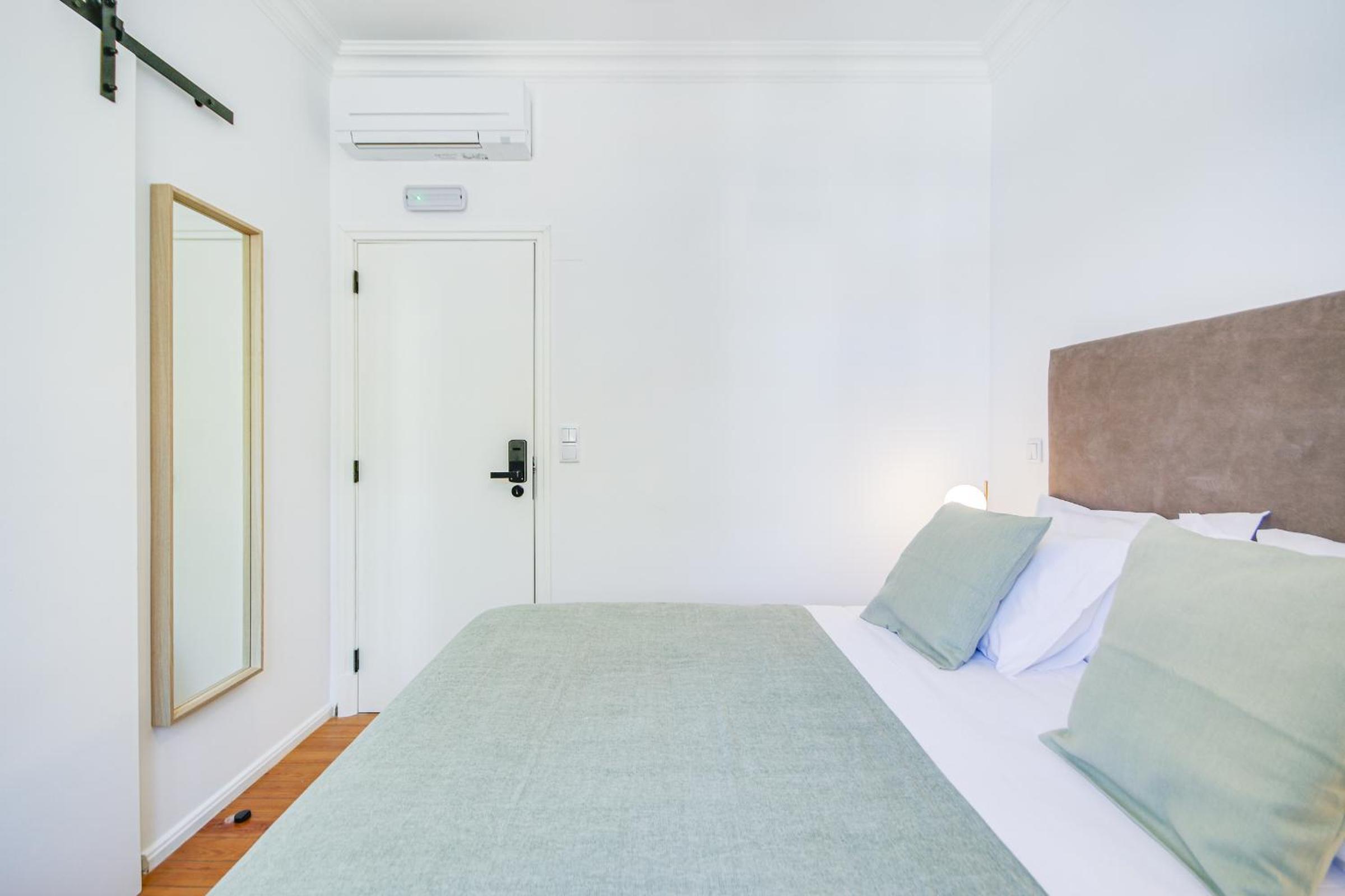Basic Double Room with Street View - Photo 2