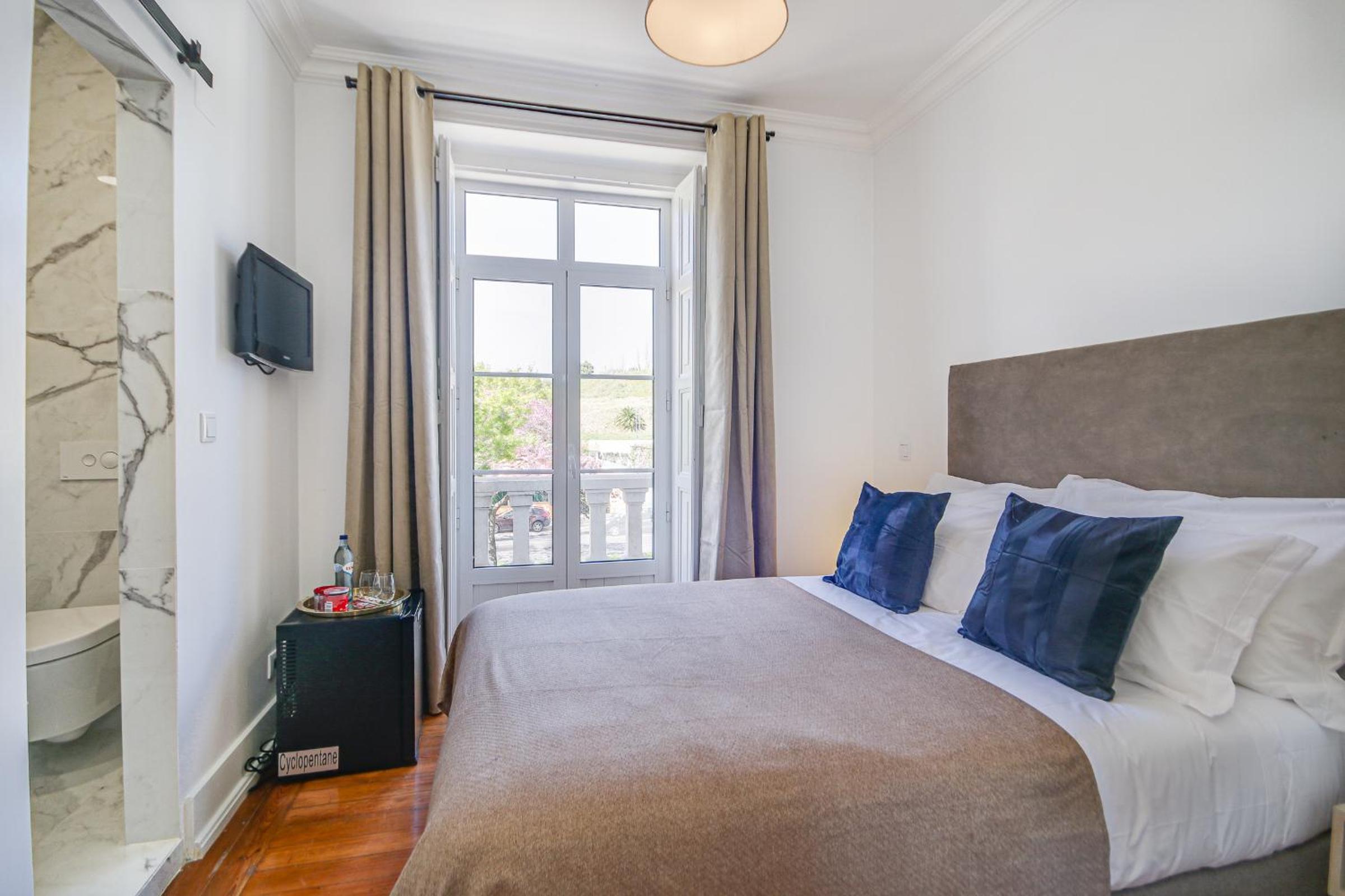 Basic Double Room with Street View - Photo 13