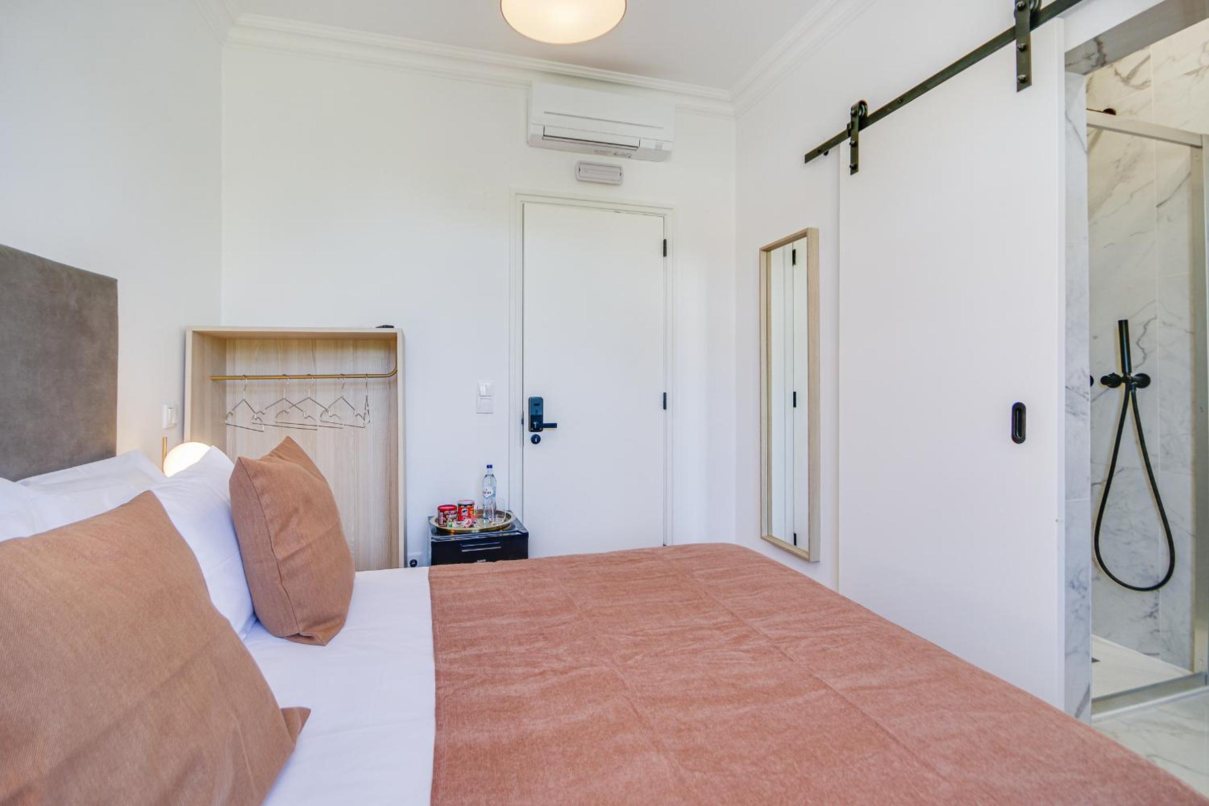 Basic Double Room with Street View - Photo 18