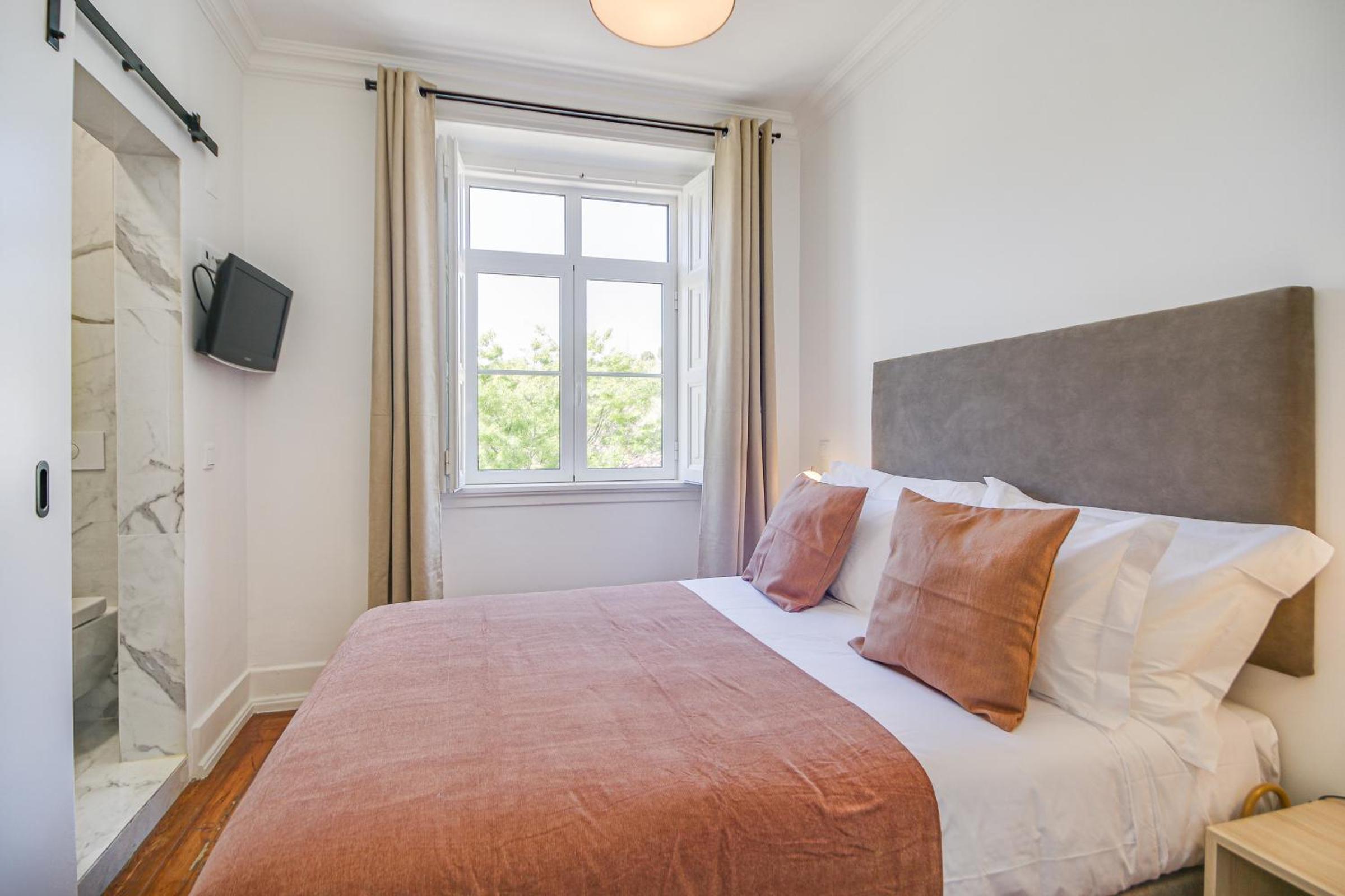 Basic Double Room with Street View - Photo 17