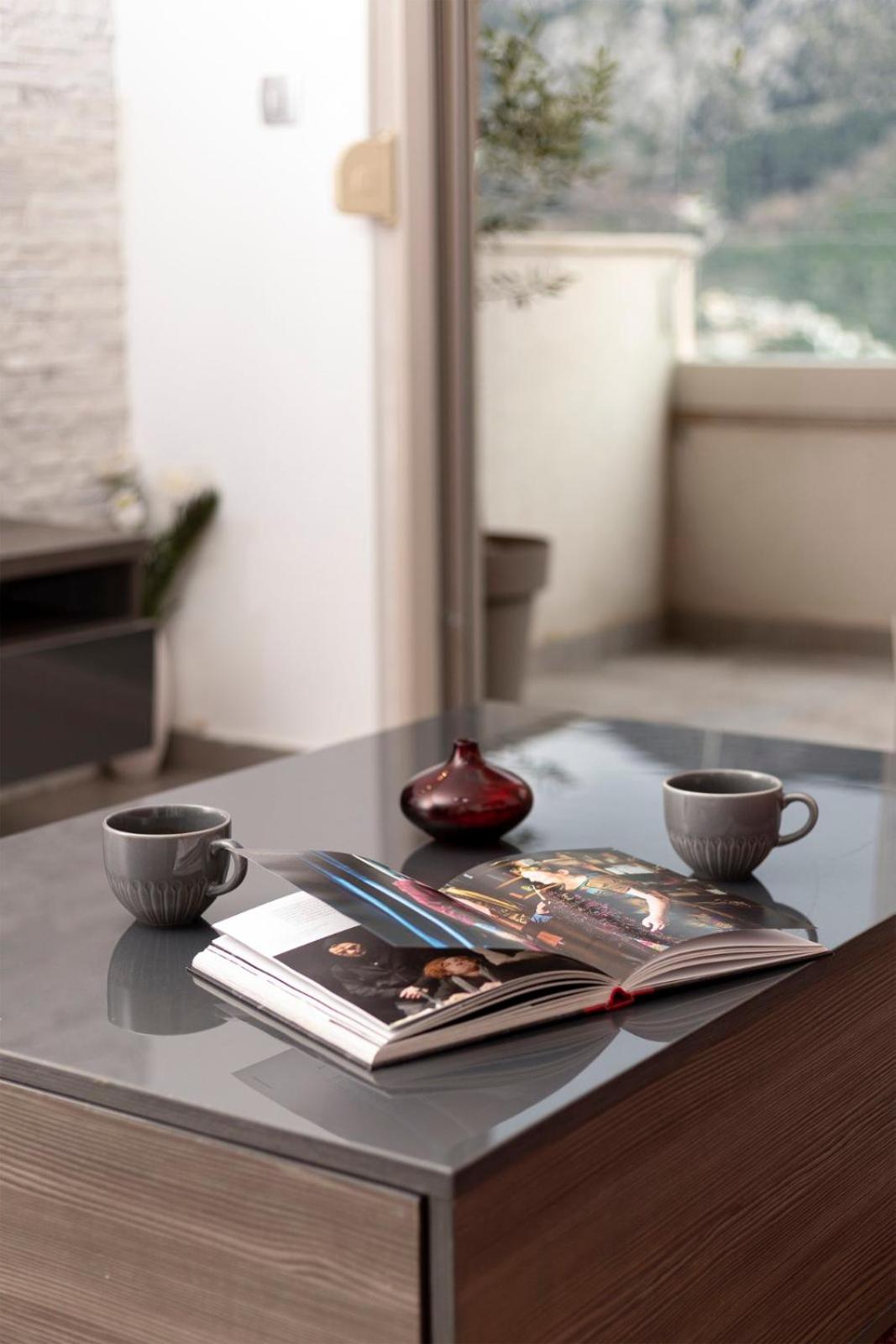Deluxe Apartment with Balcony and Sea View - Photo 6