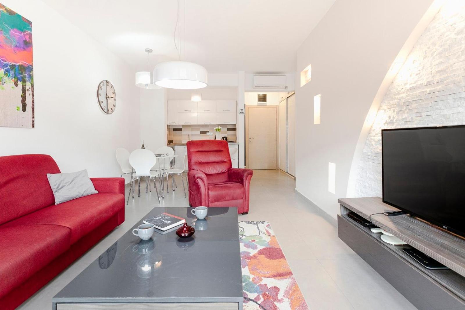 Deluxe Apartment with Balcony and Sea View - Photo 22