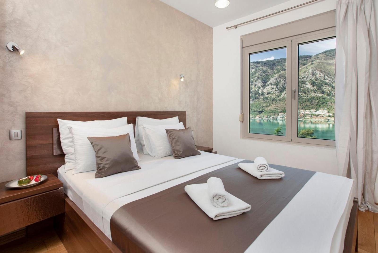 Deluxe Apartment with Balcony and Sea View - Photo 23