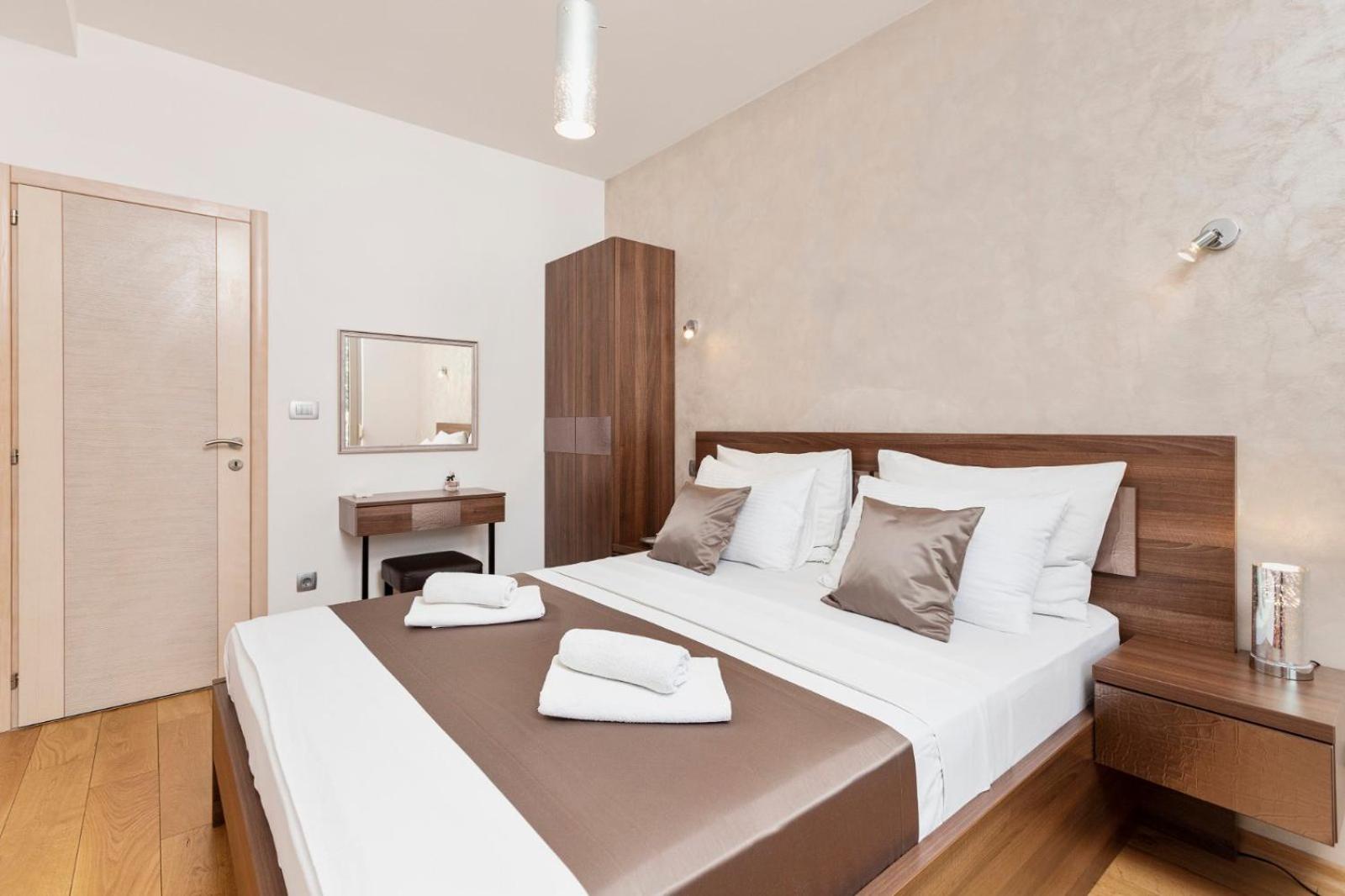 Deluxe Apartment with Balcony and Sea View - Photo 27
