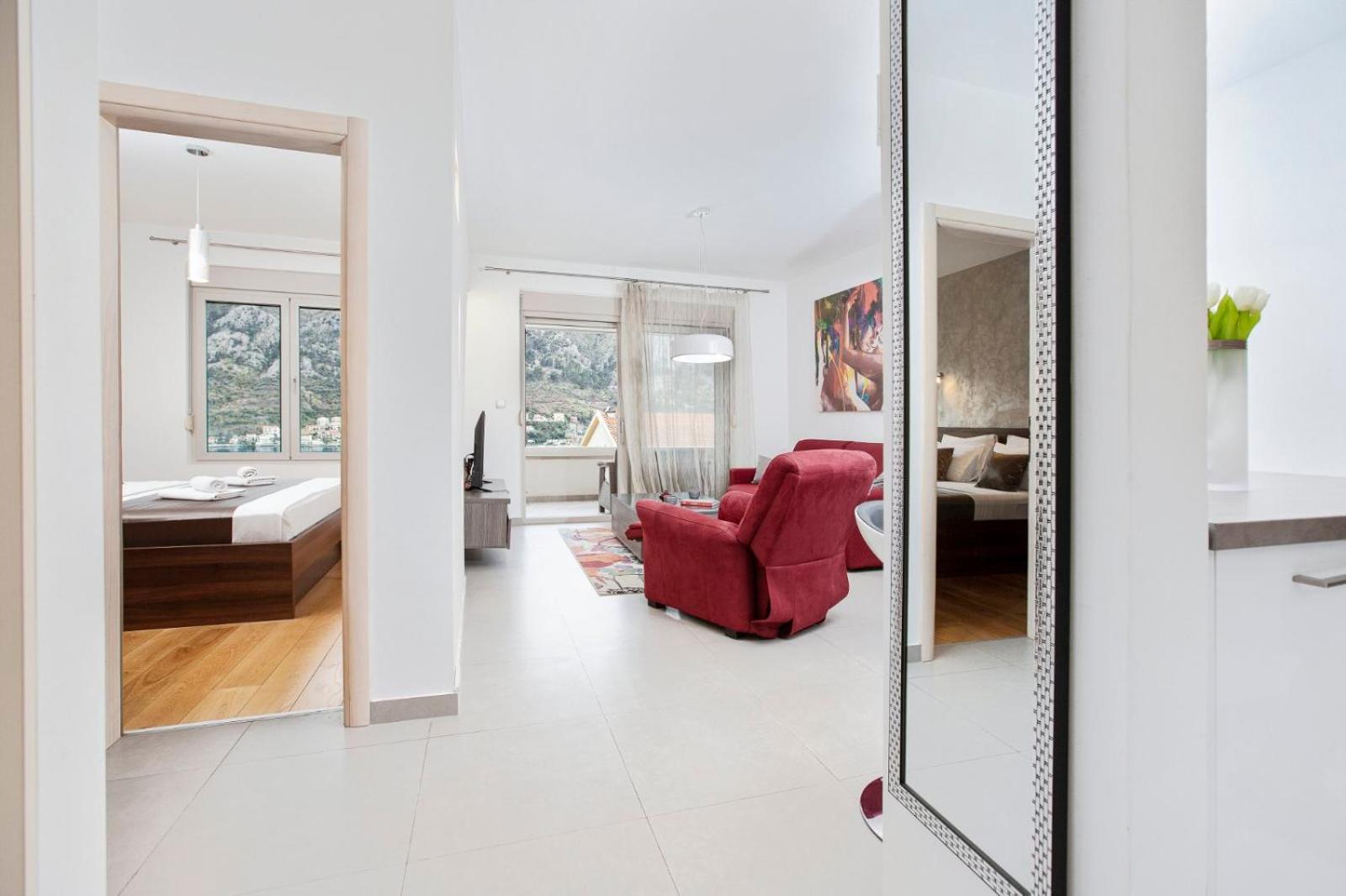 Deluxe Apartment with Balcony and Sea View - Photo 8