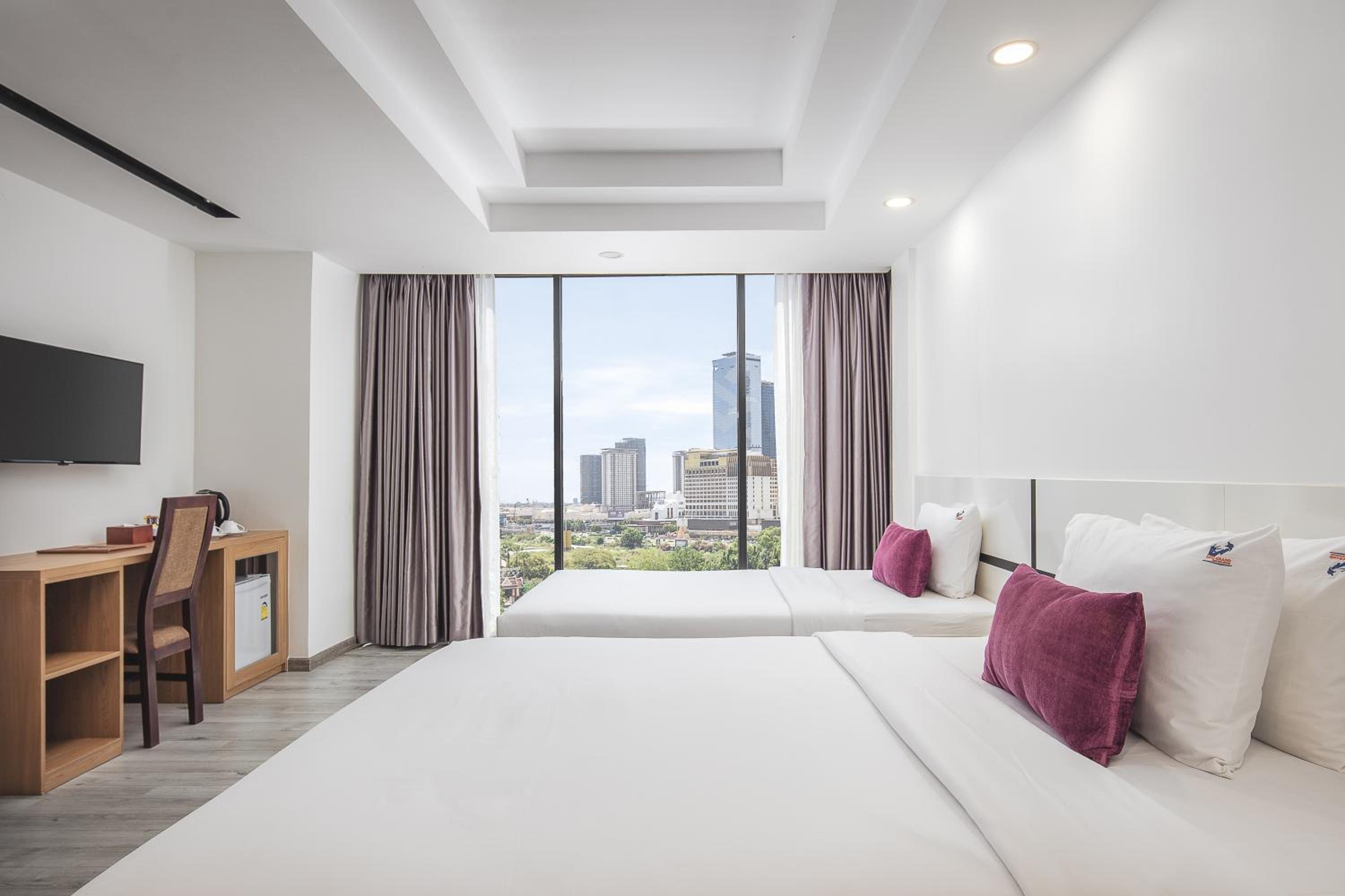 Deluxe Triple, 1 Queen Bed + 1 Single Bed  - Photo 1