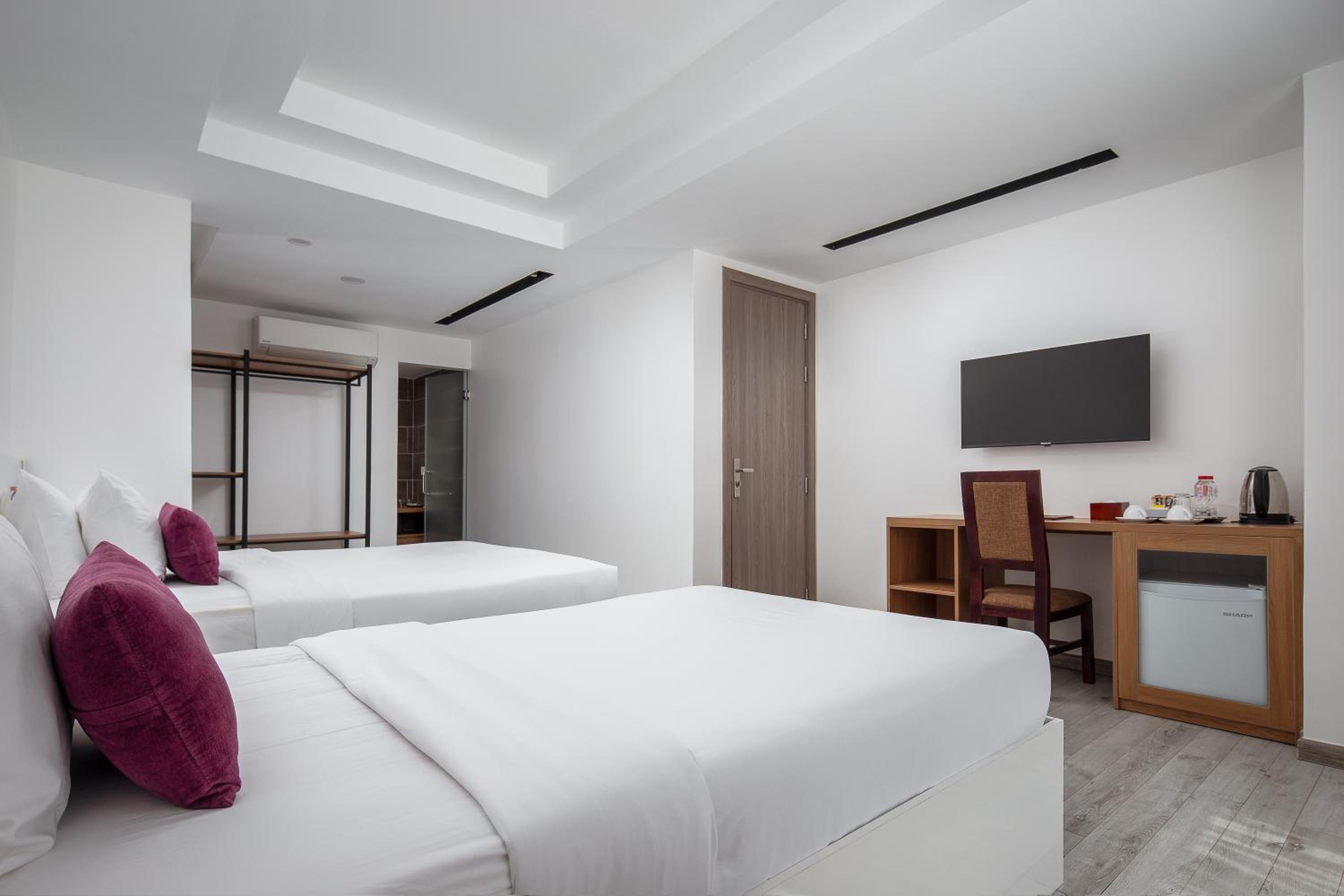 Deluxe Triple, 1 Queen Bed + 1 Single Bed  - Photo 3
