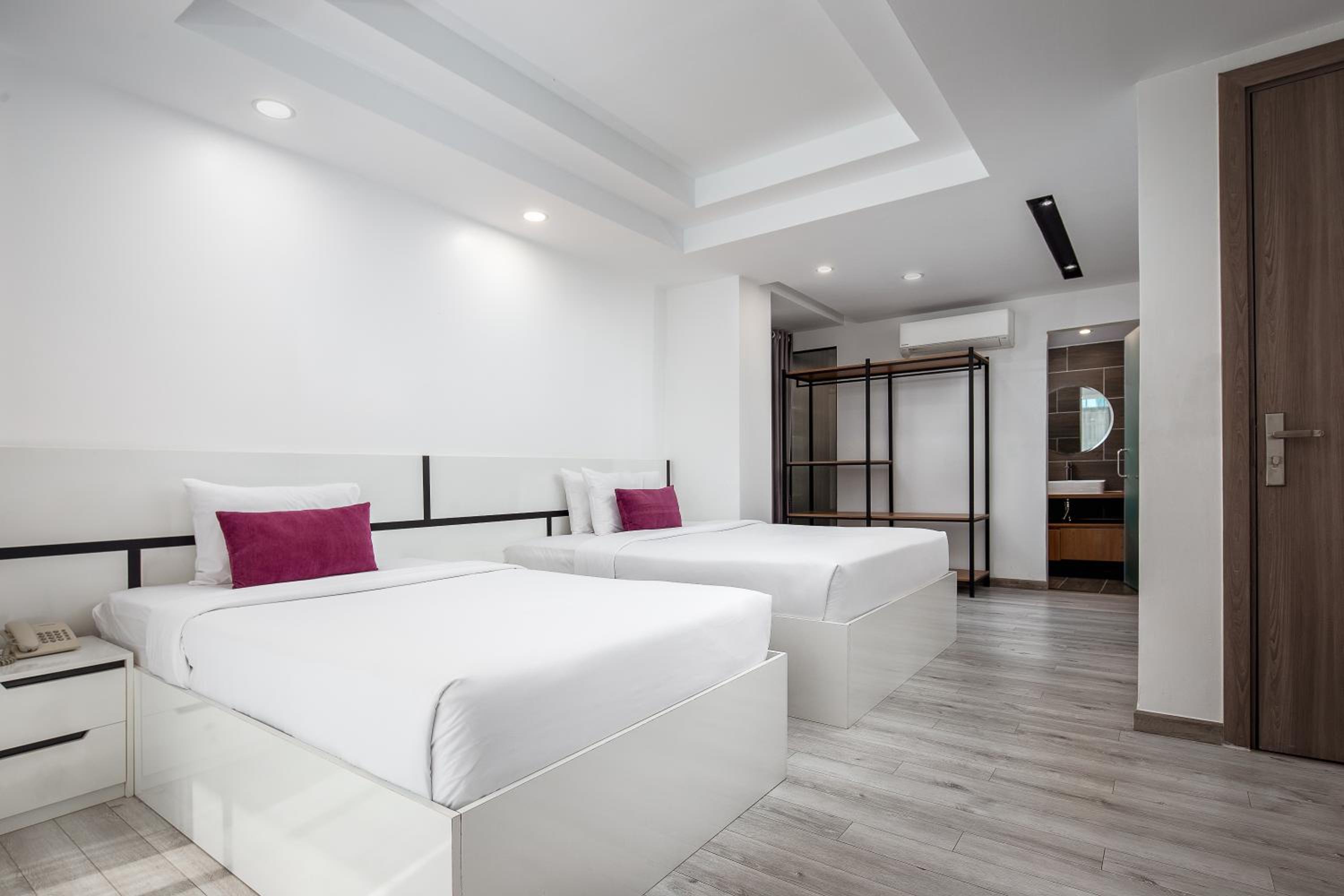 Deluxe Triple, 1 Queen Bed + 1 Single Bed  - Photo 2