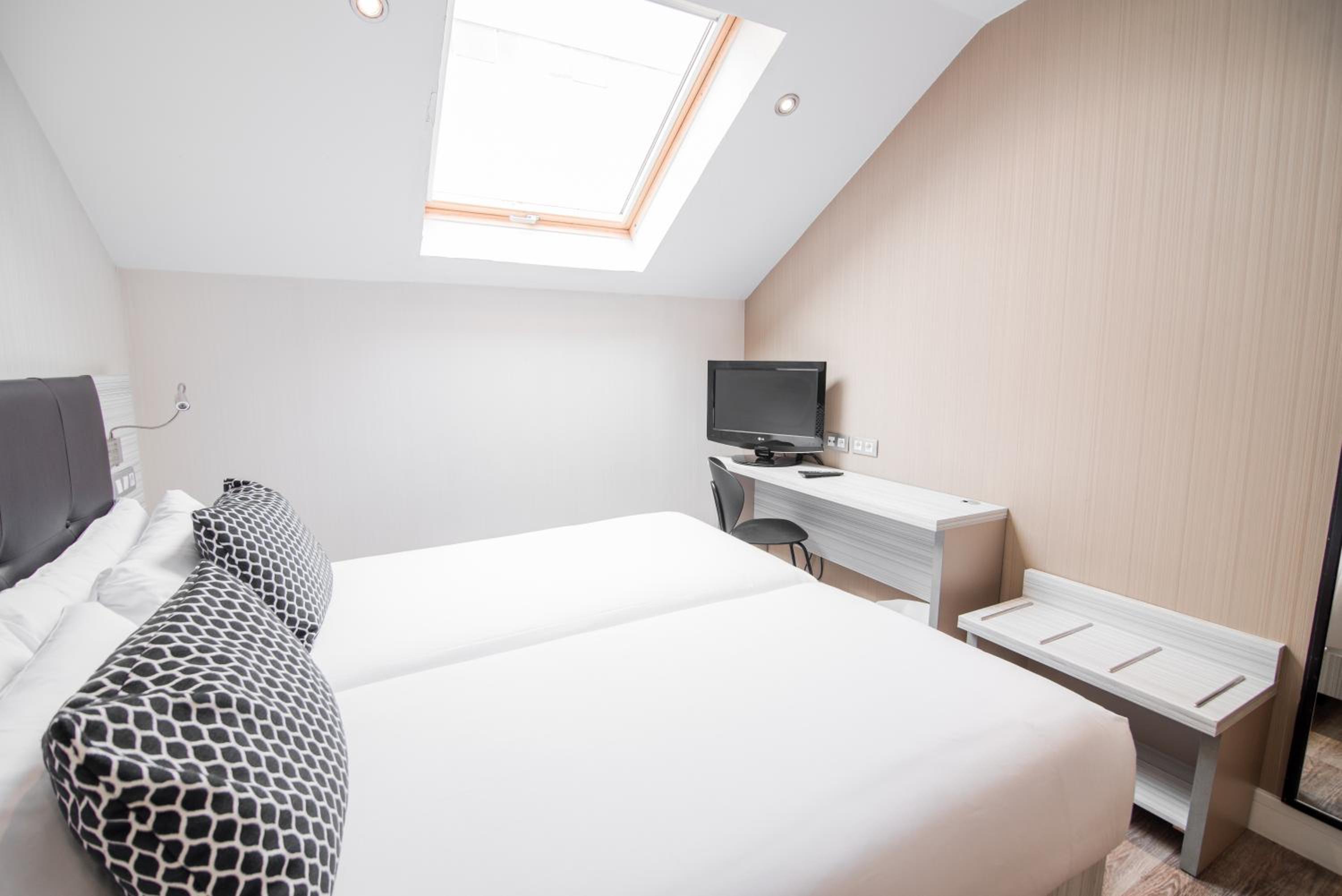 Double or Twin Room (1-2 Adults) - Photo 2