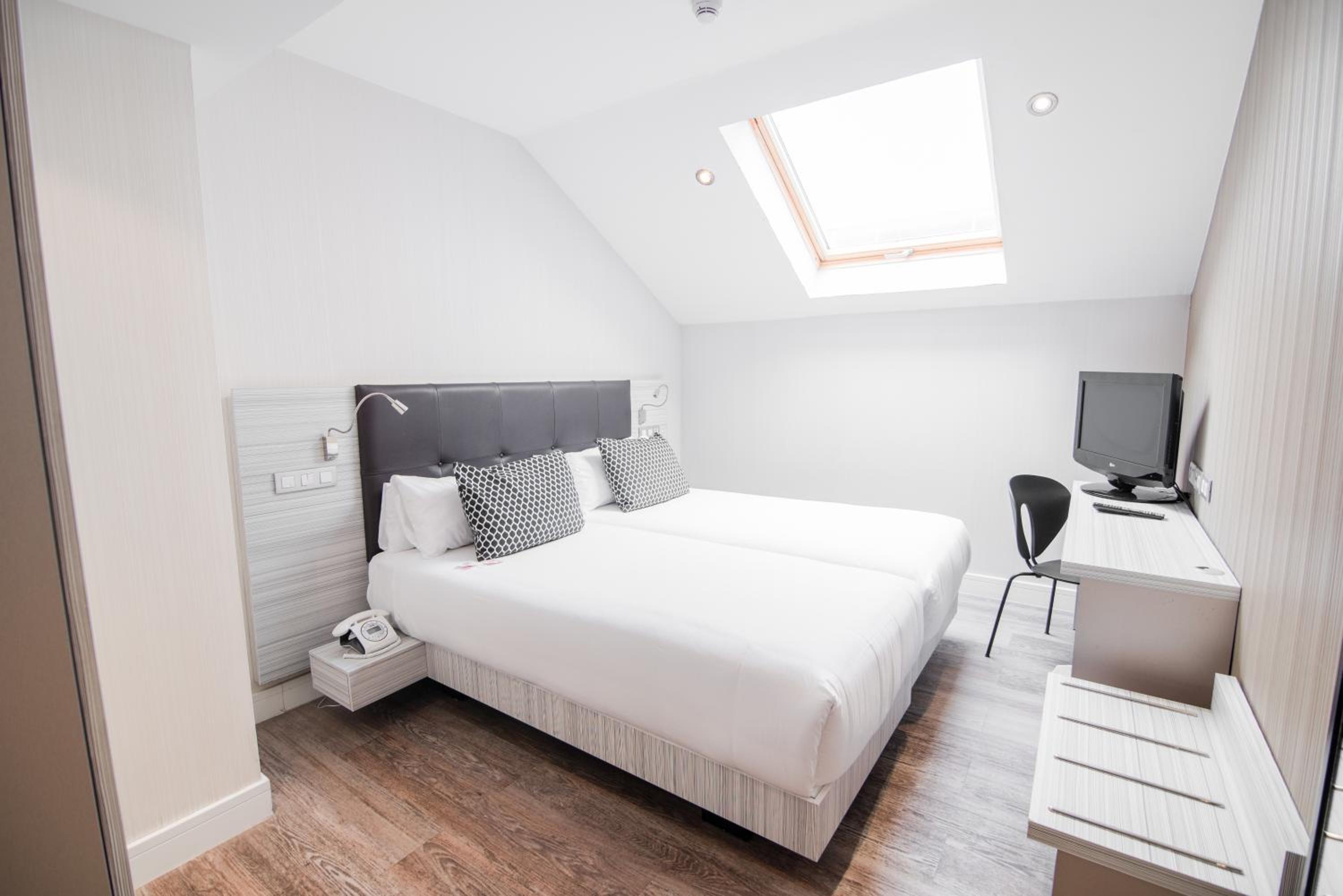 Double or Twin Room (1-2 Adults) - Photo 3