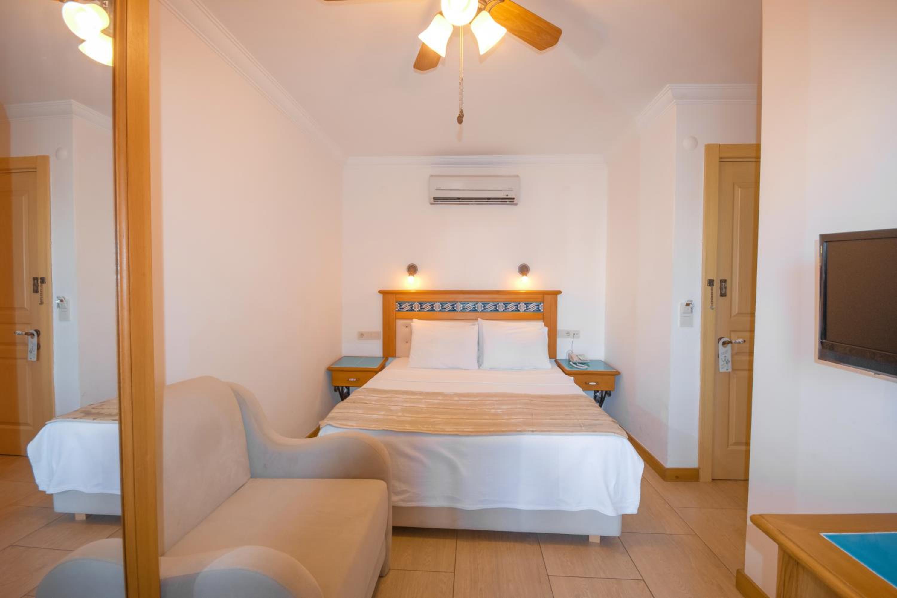 Large Double Room photo 1