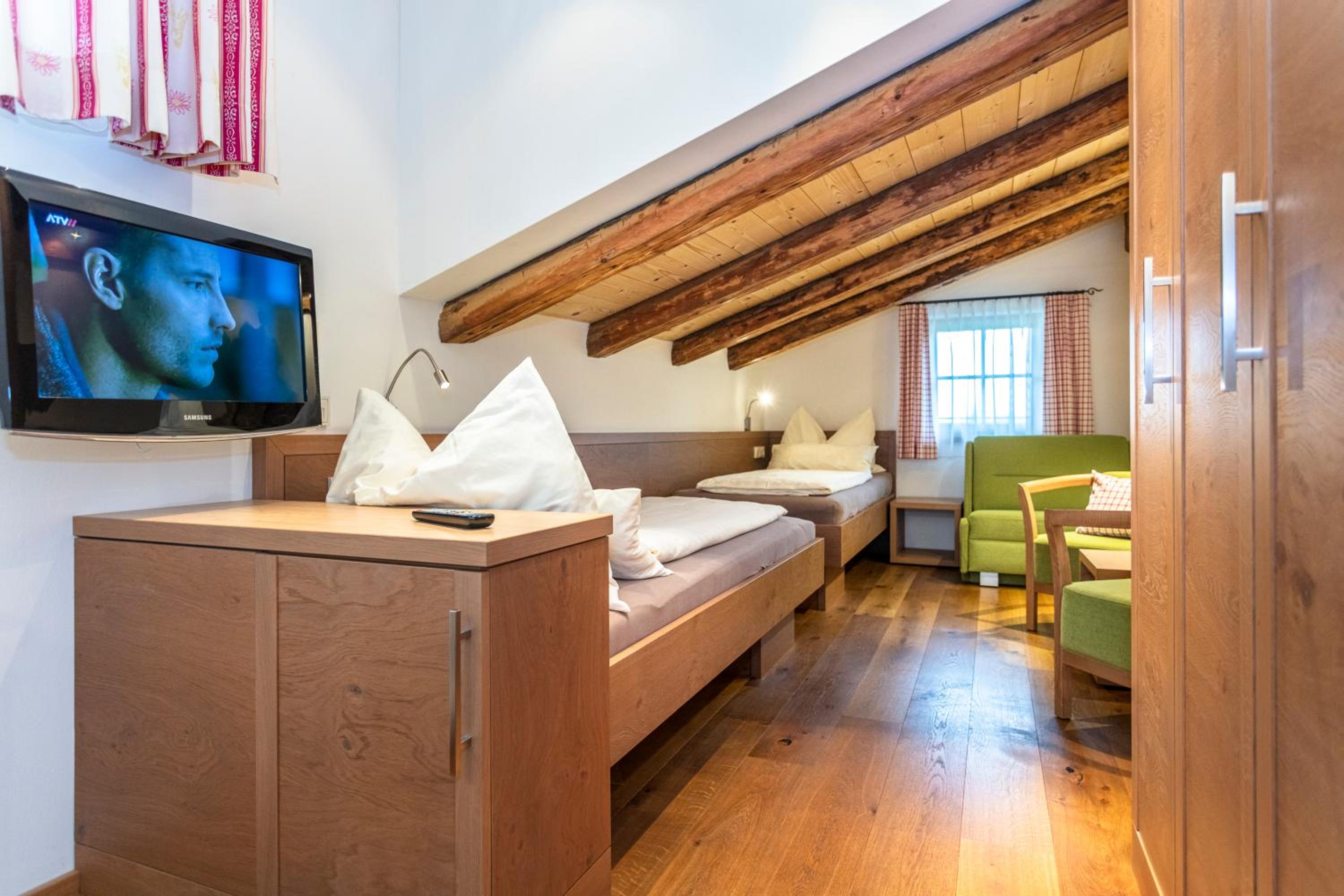 Two-Bedroom Apartment with Balcony photo 3