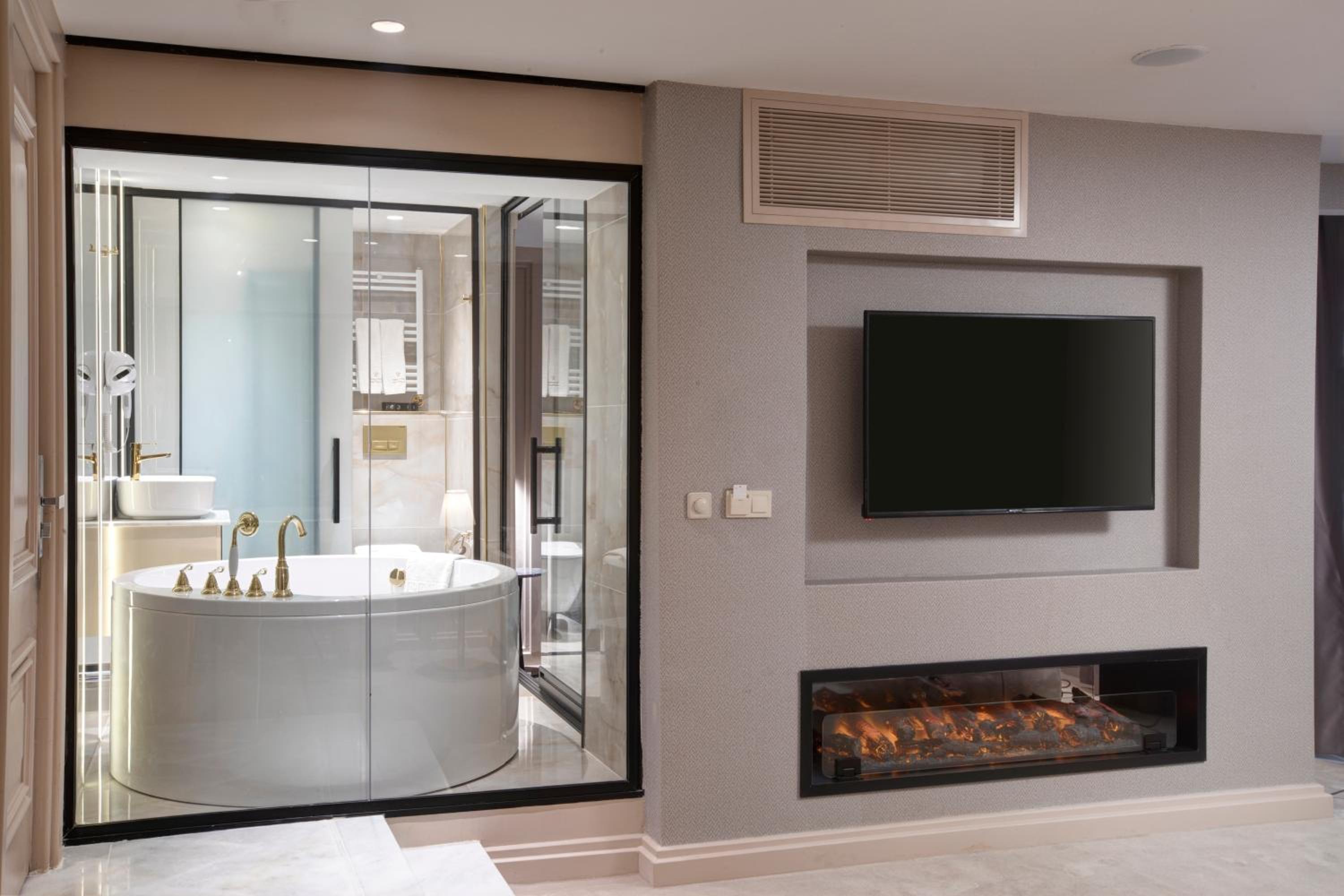 Executive Junior Suite with Bathtub & Fireplace photo 3