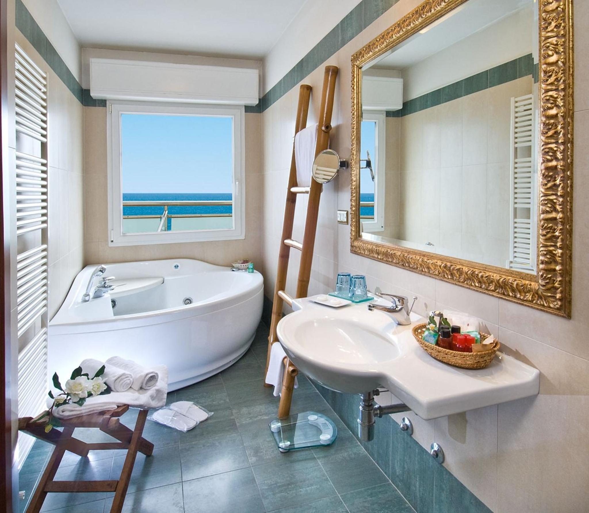 Junior Suite Sea View with Jacuzzi (2 Adults) photo 2