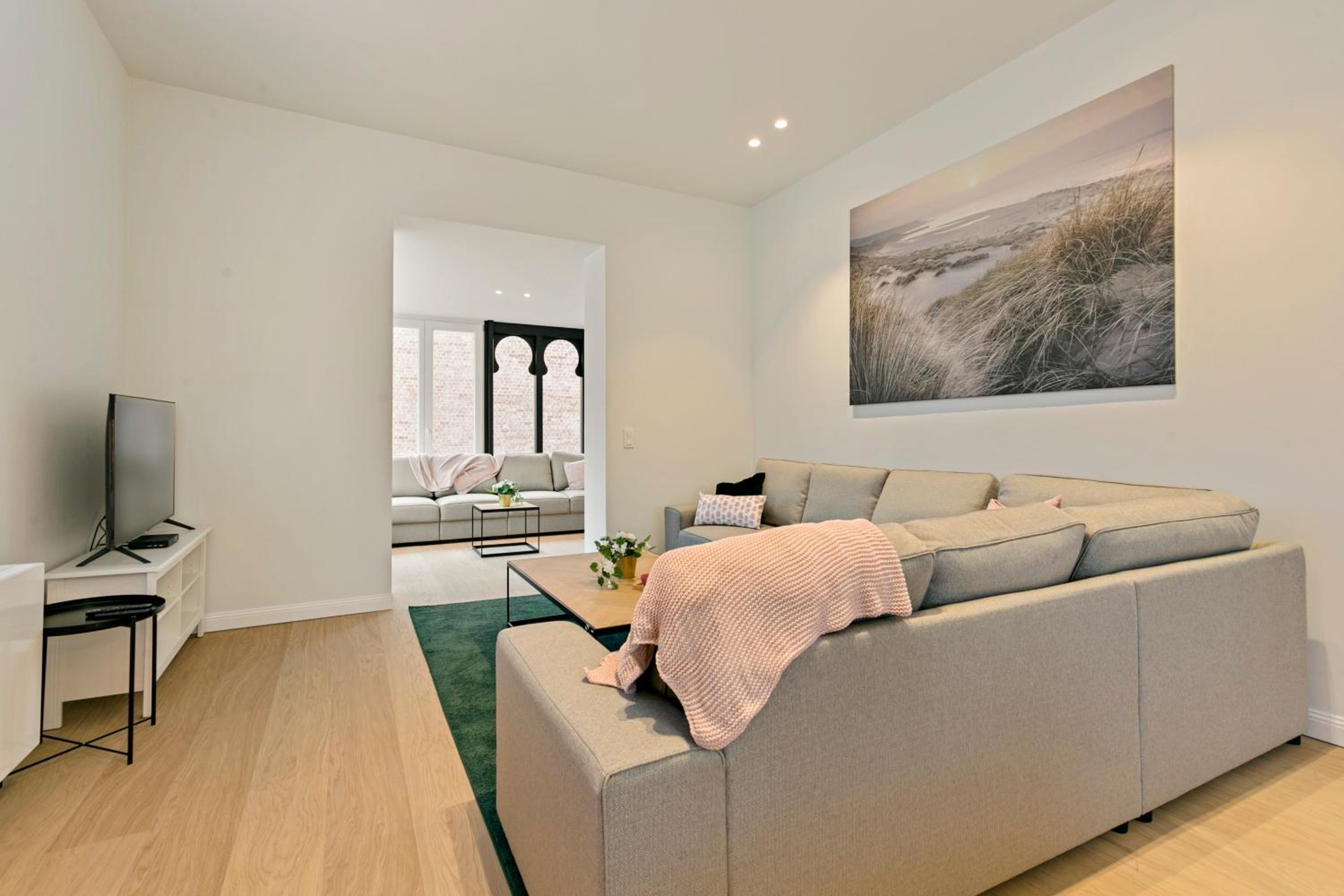 Five-Bedroom House photo 1